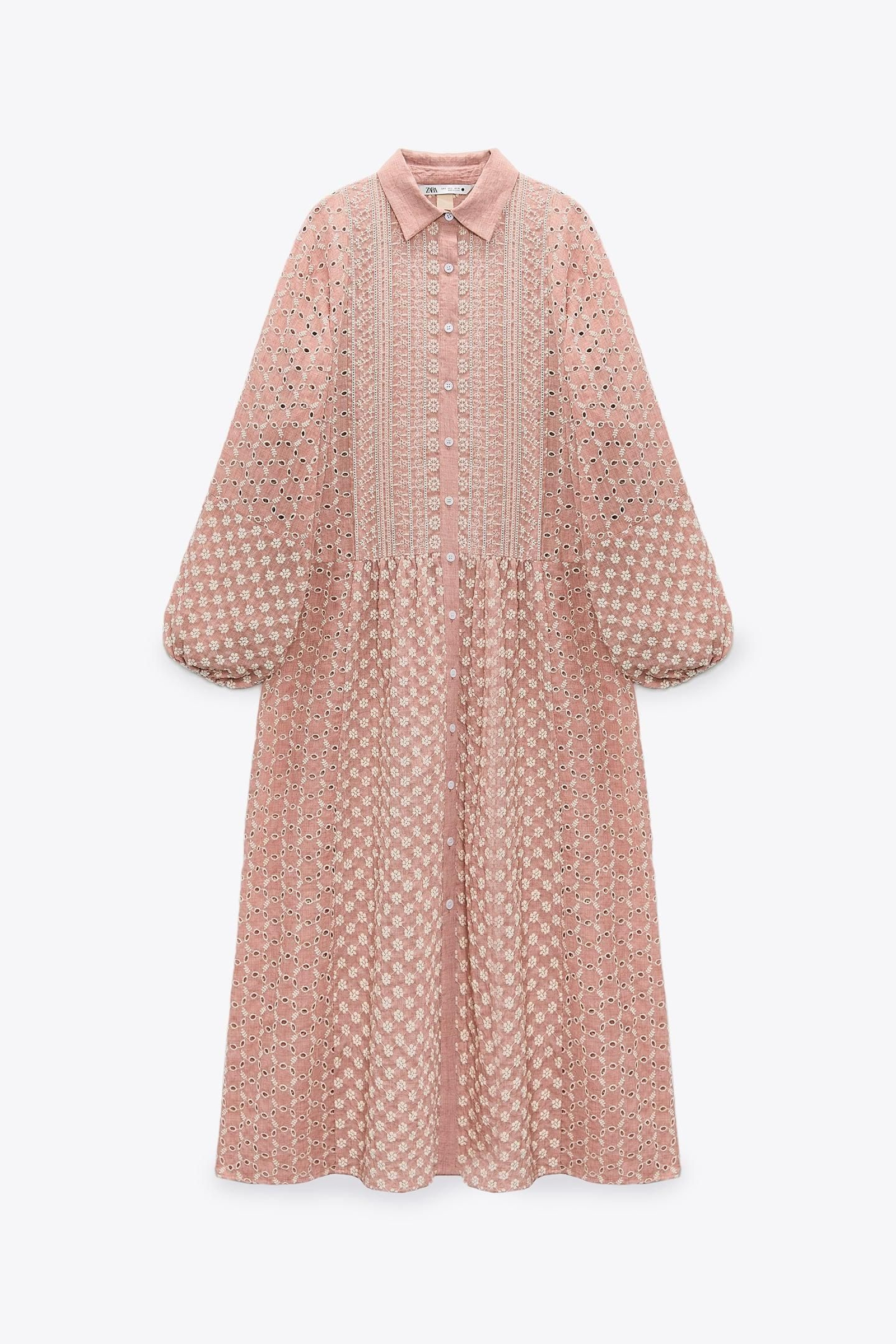 Vestido con bordados en rosa empolvado de Zara.
