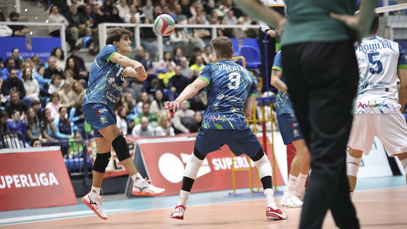 Mario García se dispone a recepcionar un bola durante el encuentro del pasado sábado frente a los turolenses.