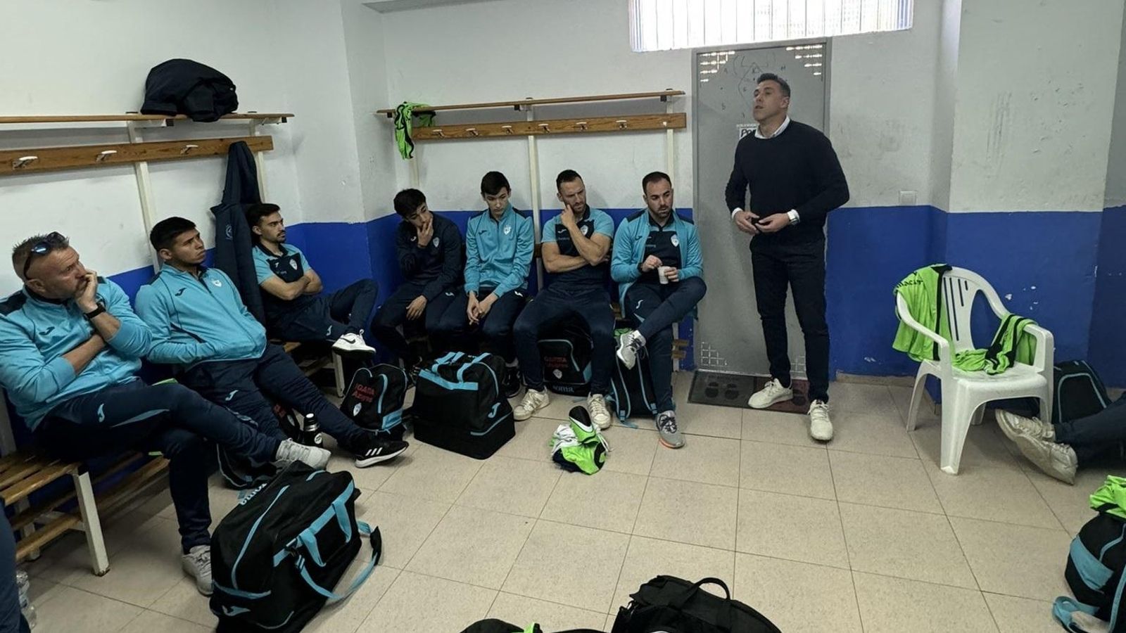 Toni García, entrenador del Villacarrillo CF, en una charla en el vestuario.