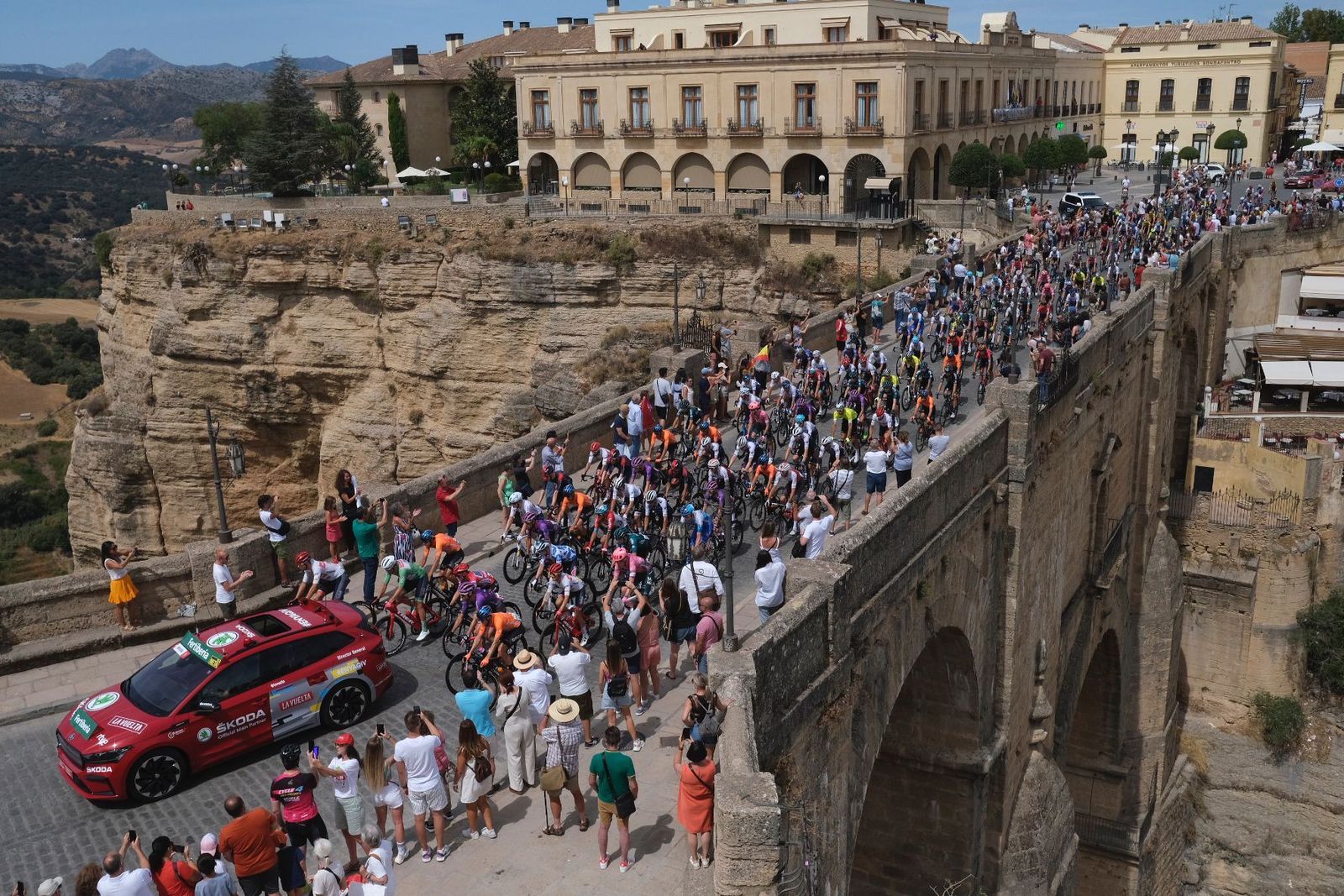 Los corredores pasan por el Tajo de Ronda.