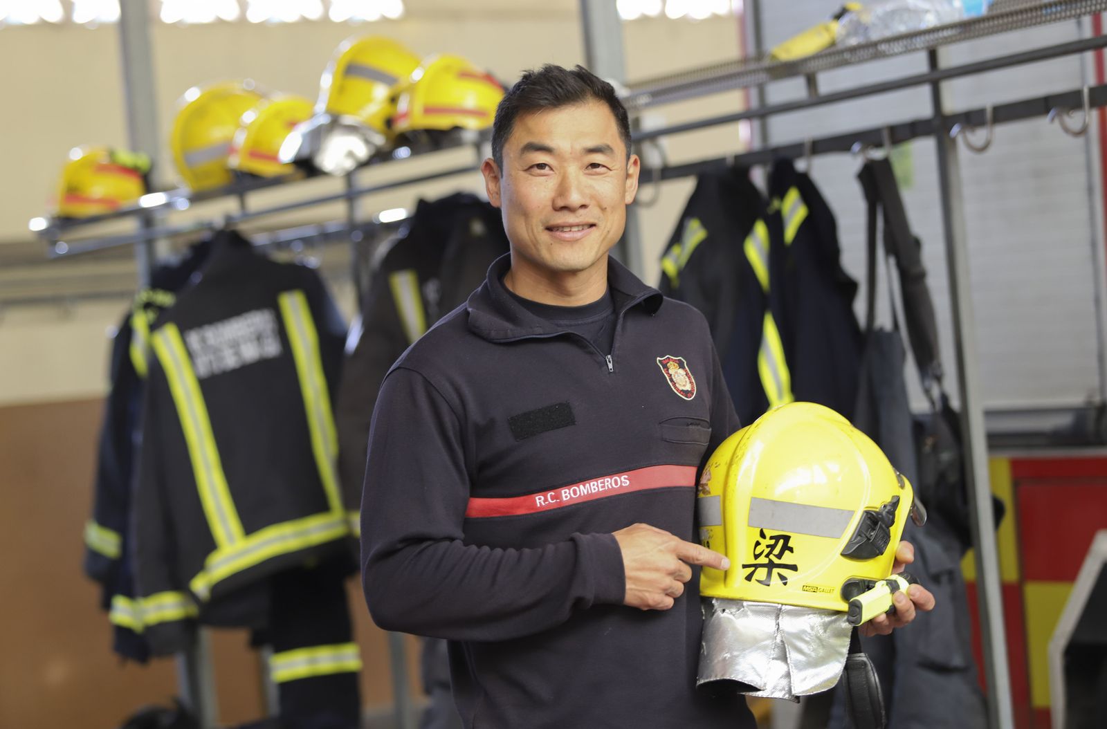 Liang, el bombero chino, en el parque central de Martiricos