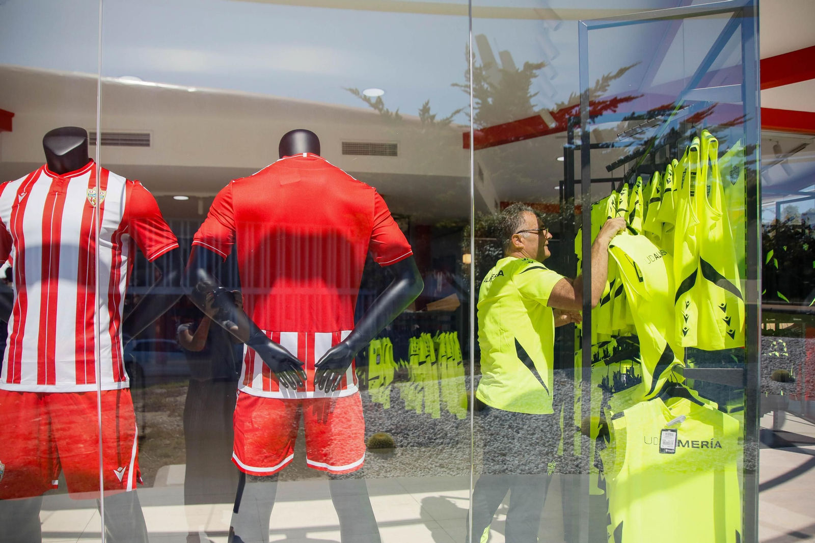 Las imágenes de la campaña de abonos de la UDA y apertura de la tienda del club