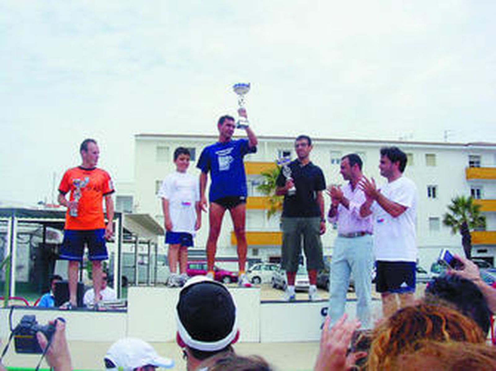Cardoso (c), en lo más alto del podio en la entrega de trofeos.