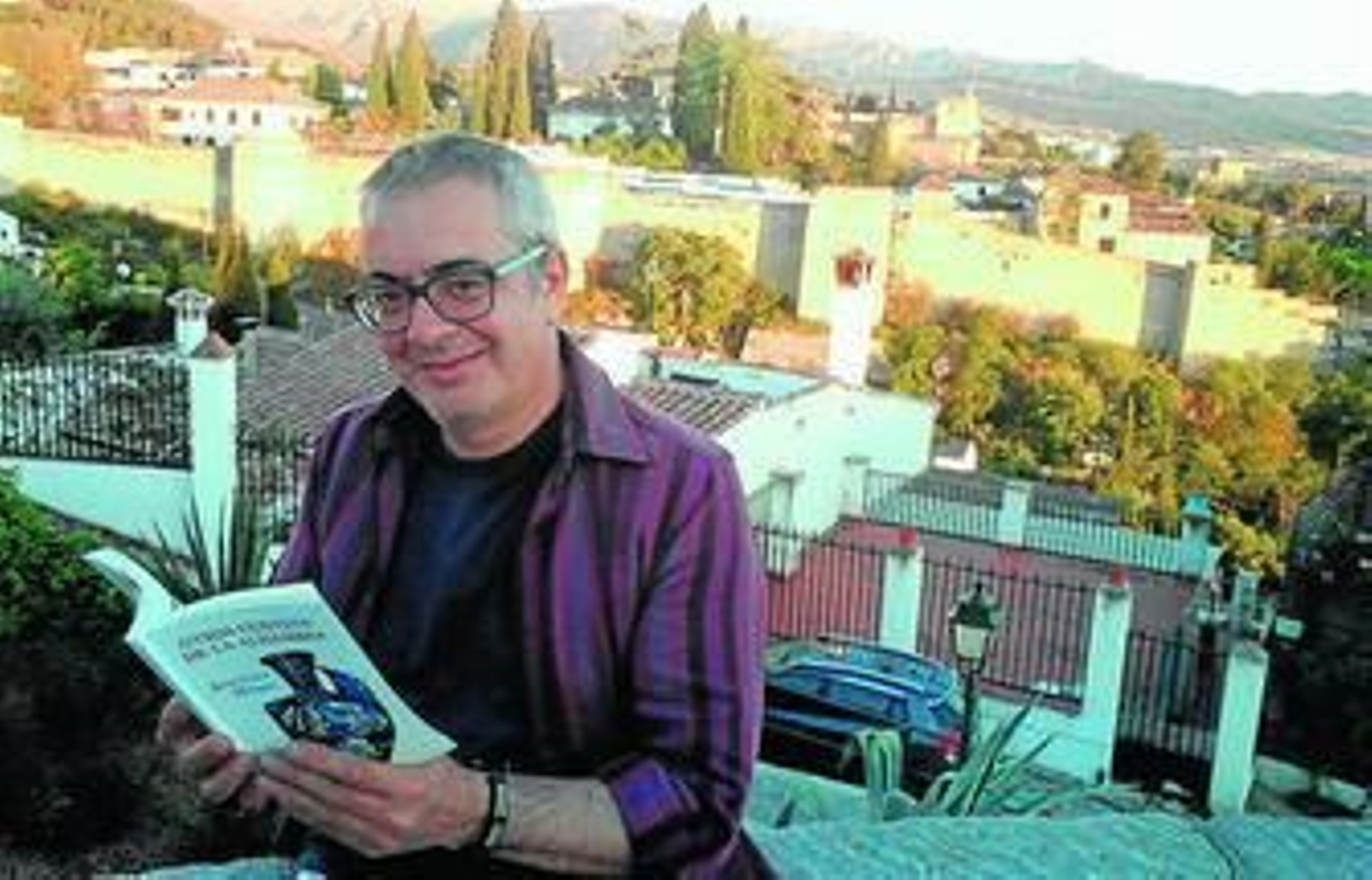 El autor Jesús Cano, posa con su último libro.