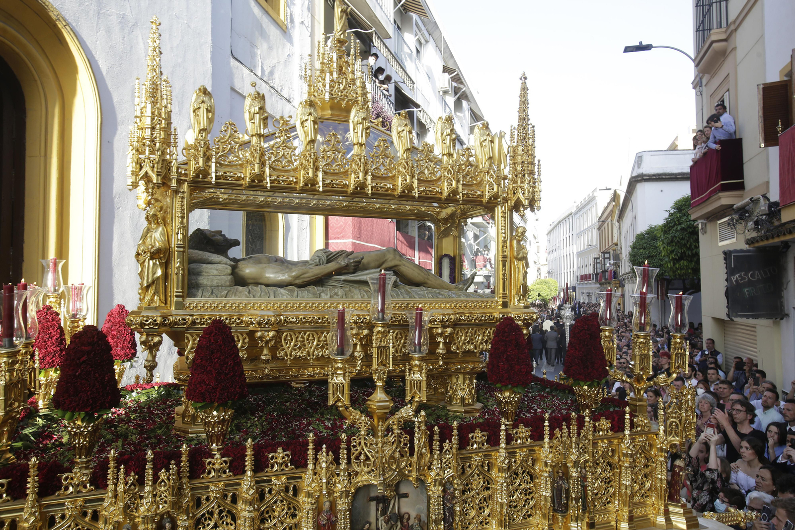Paso del Cristo Yacente a la salida de su templo