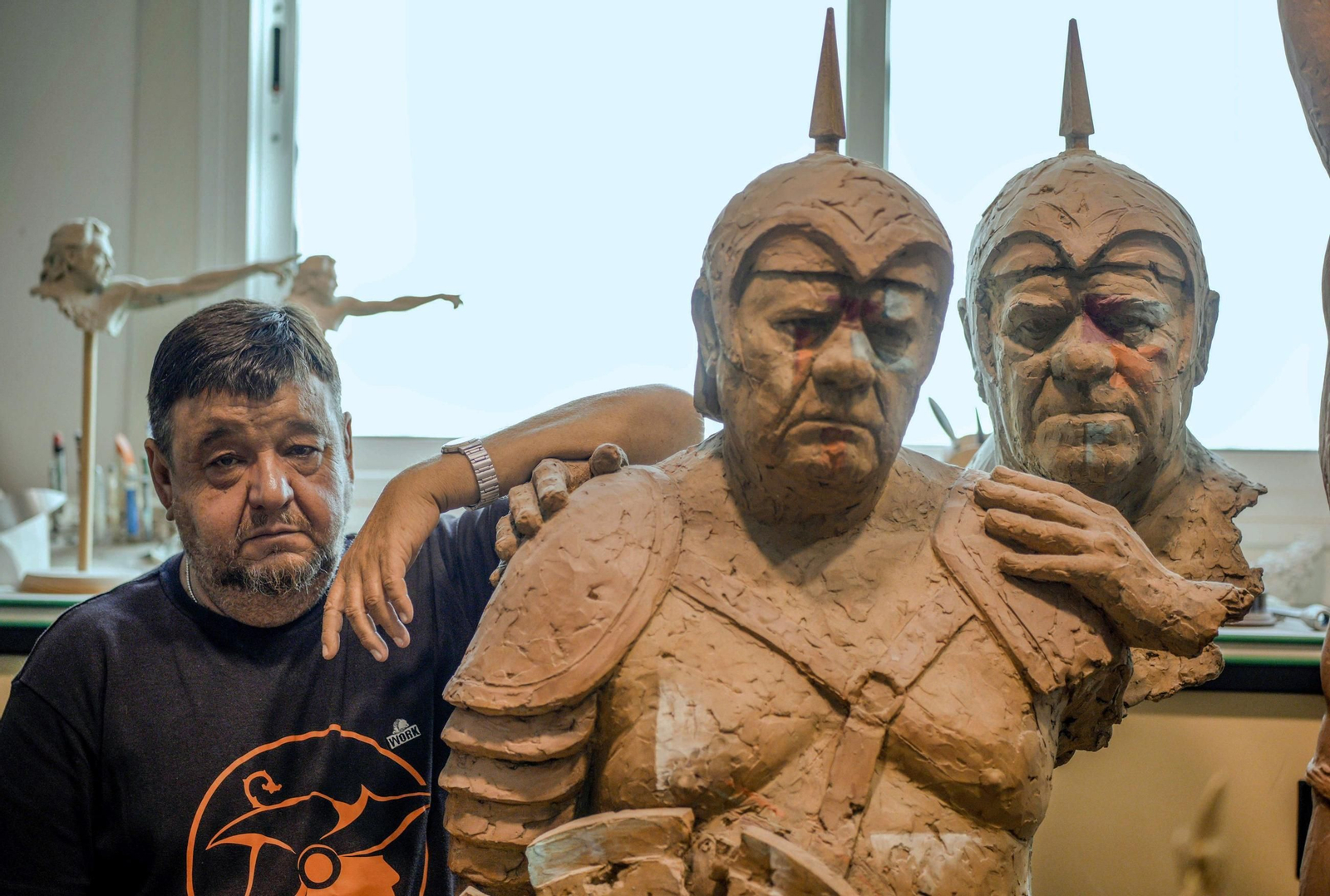 Belmonte muestra una de las creaciones de 'Bestiario'