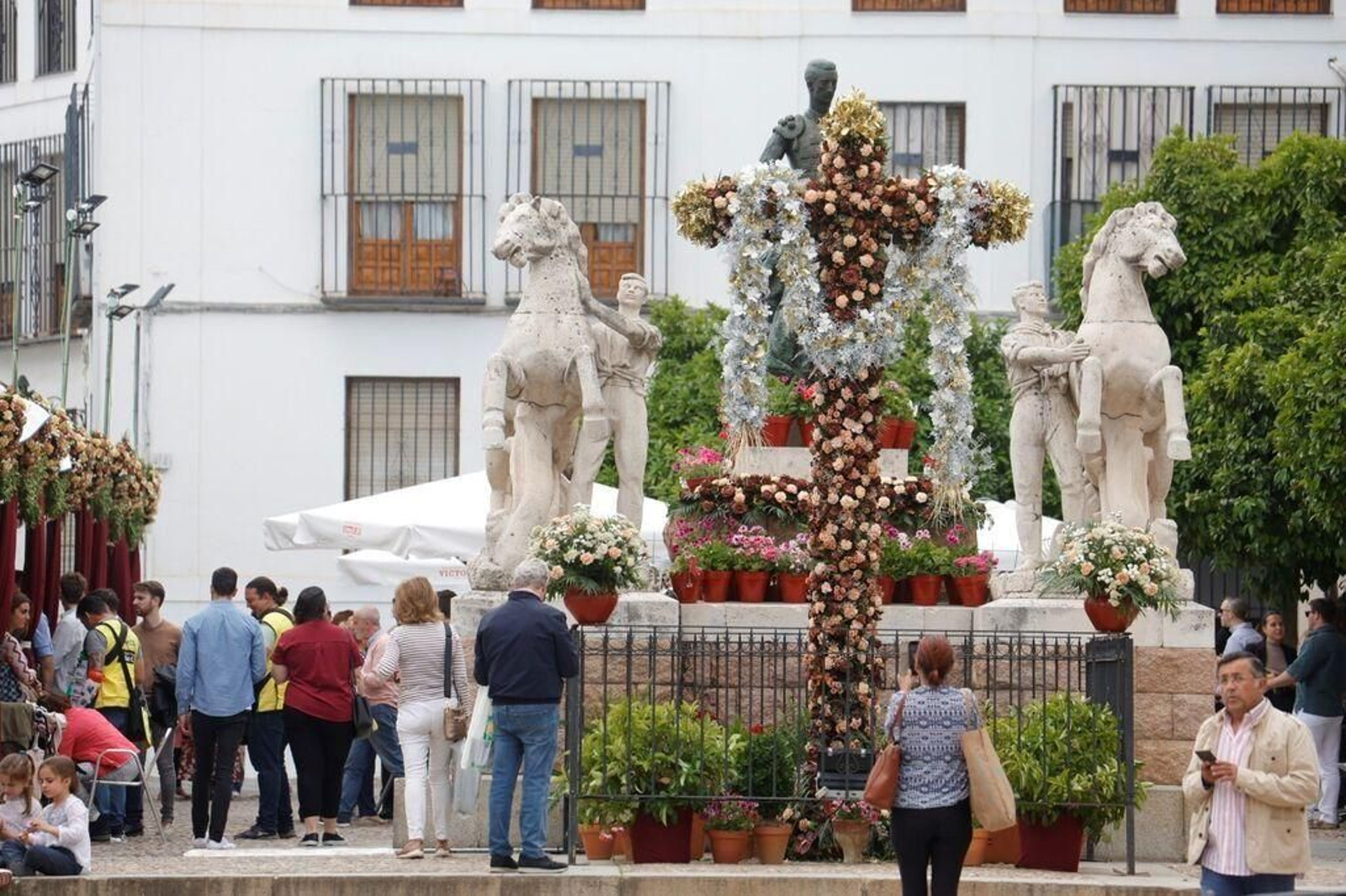 Cruz de Mayo en la plaza del Conde de Priego (Santa Marina).