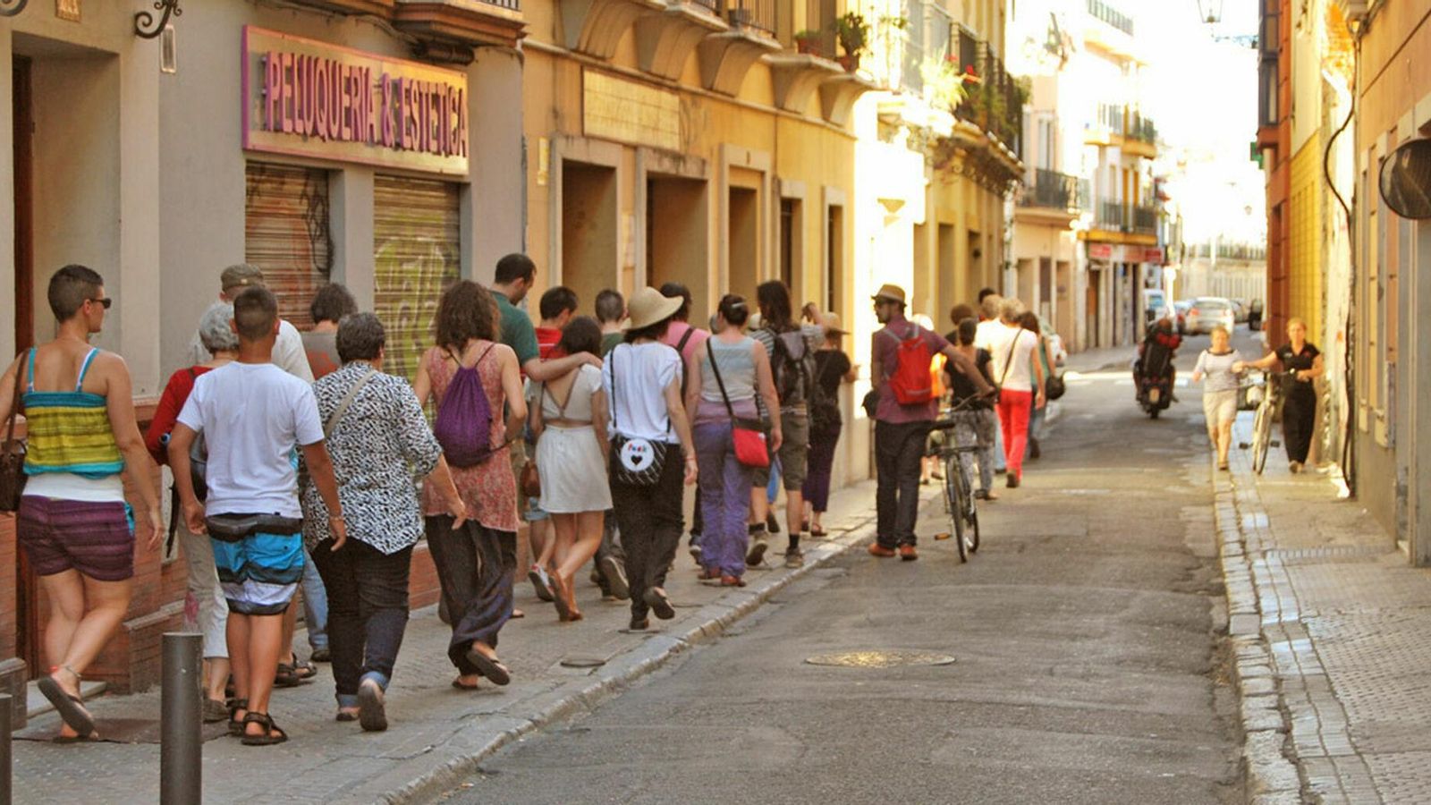 Participantes en uno de los paseos urbanos de Jane's Walk Sevilla, en una edición pasada.