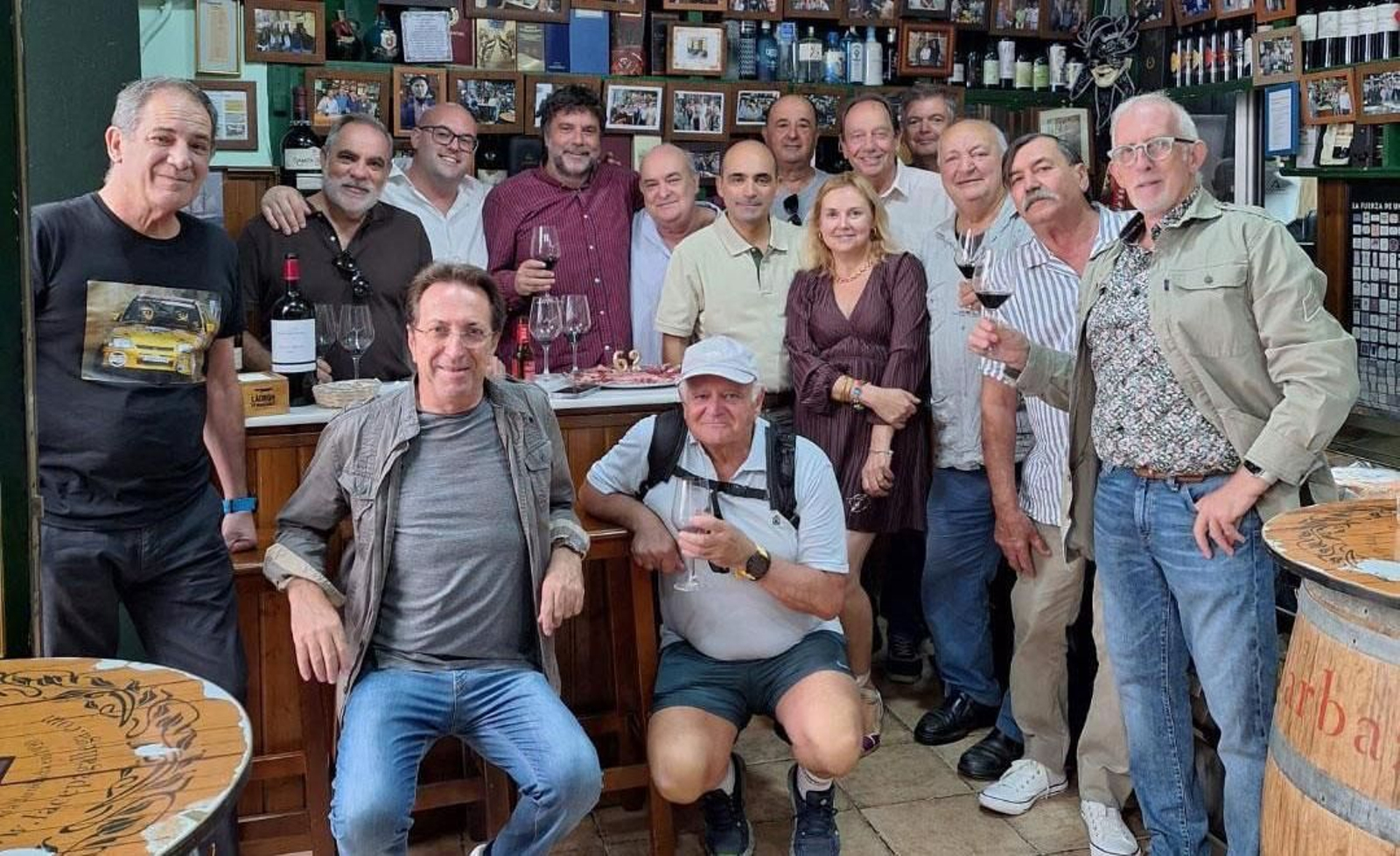 El anfitrión, Pelayo García Borbolla, con Arturo Fernández de la Puente, Luis Machuca, Manolo Bustelo, Salvador Celada, Carlos Navarro, Arito Caimán, Pepe Baena, Sebastián Quintero, Emilio García González-Betes, Jesús Oliden, Nieves Martínez, Manolo Presara, Bernardo Cruz y Patrick.