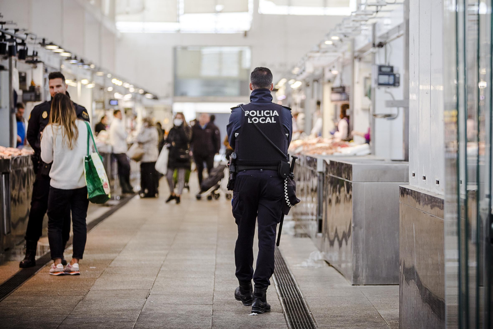 Policía local en el Mercado central