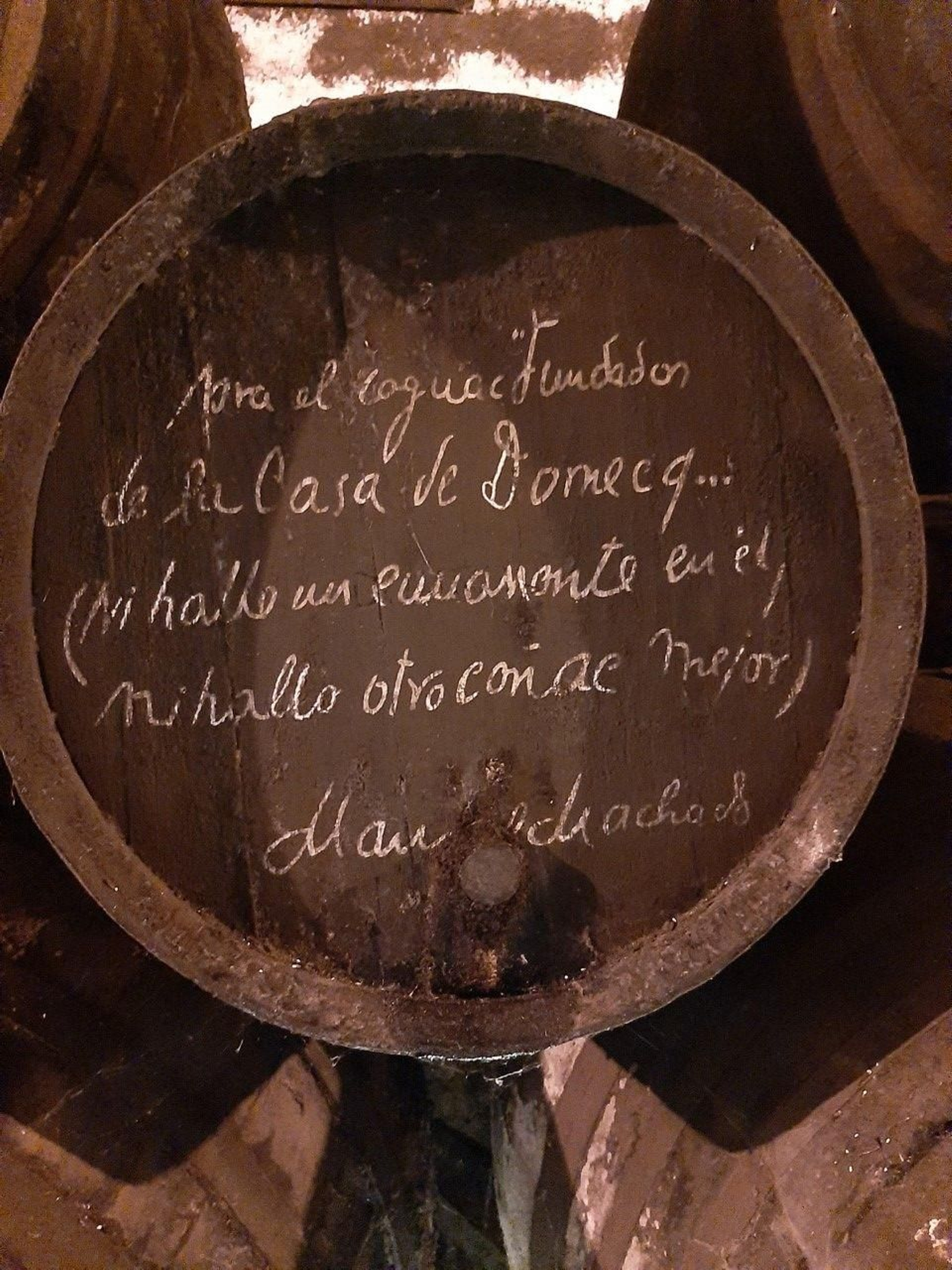 Firma de Manuel Machado en una bota de las bodegas Fundador.