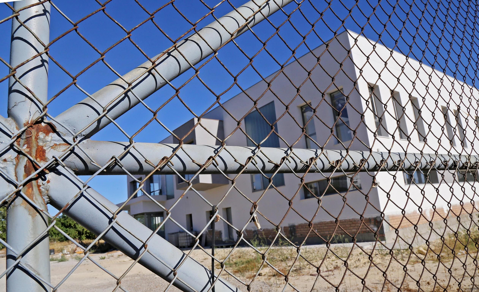 2016: La empresa constructora abandona la obra La nueva Jefatura de la Policía Local de Jerez: 14 años desde la primera piedra hasta la placa inaugural