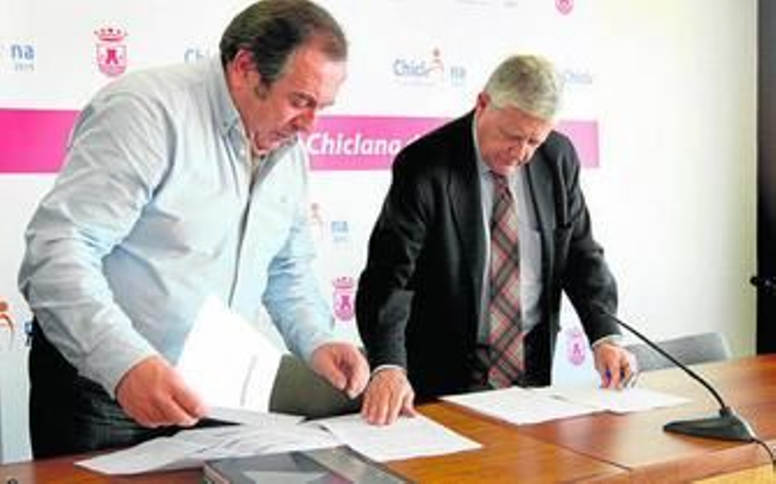 El edil José Manuel Lechuga (izq.) junto al alcalde, ayer antes de dar a conocer la iniciativa formativa en el Ayuntamiento.