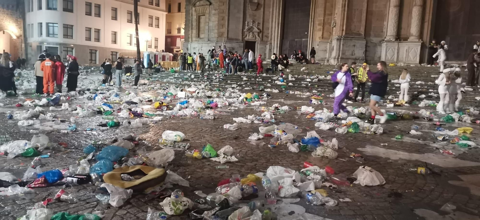 Así quedó la plaza de la Catedral tras el botellón del Sábado de Carnaval.