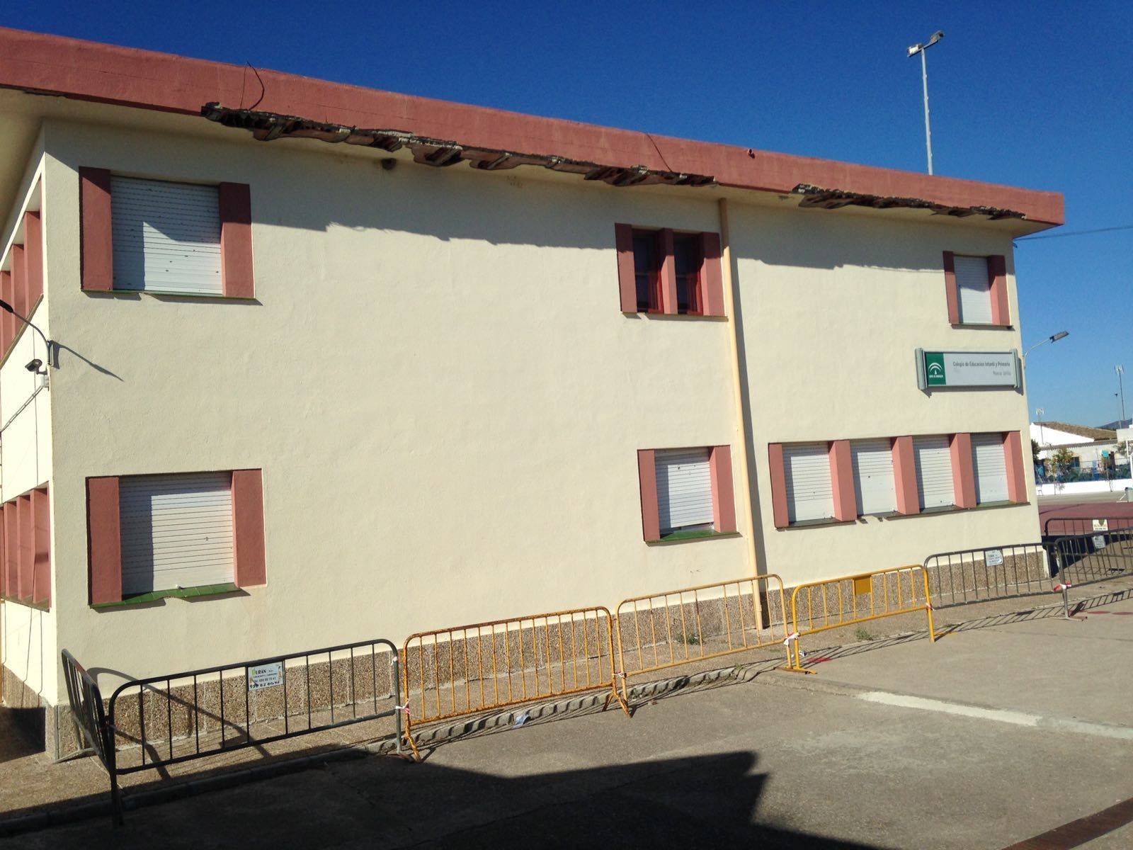 Cornisa en mal estado del colegio de Nueva Jarilla.