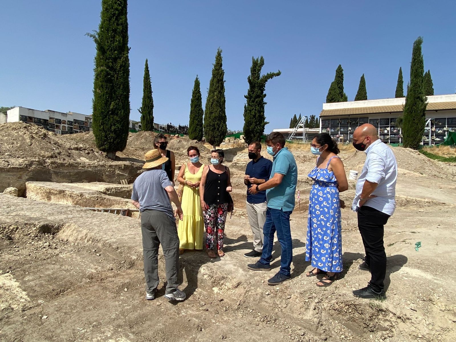 Visita de Sebastián Pérez al cementerio de Aguilar de la Frontera.