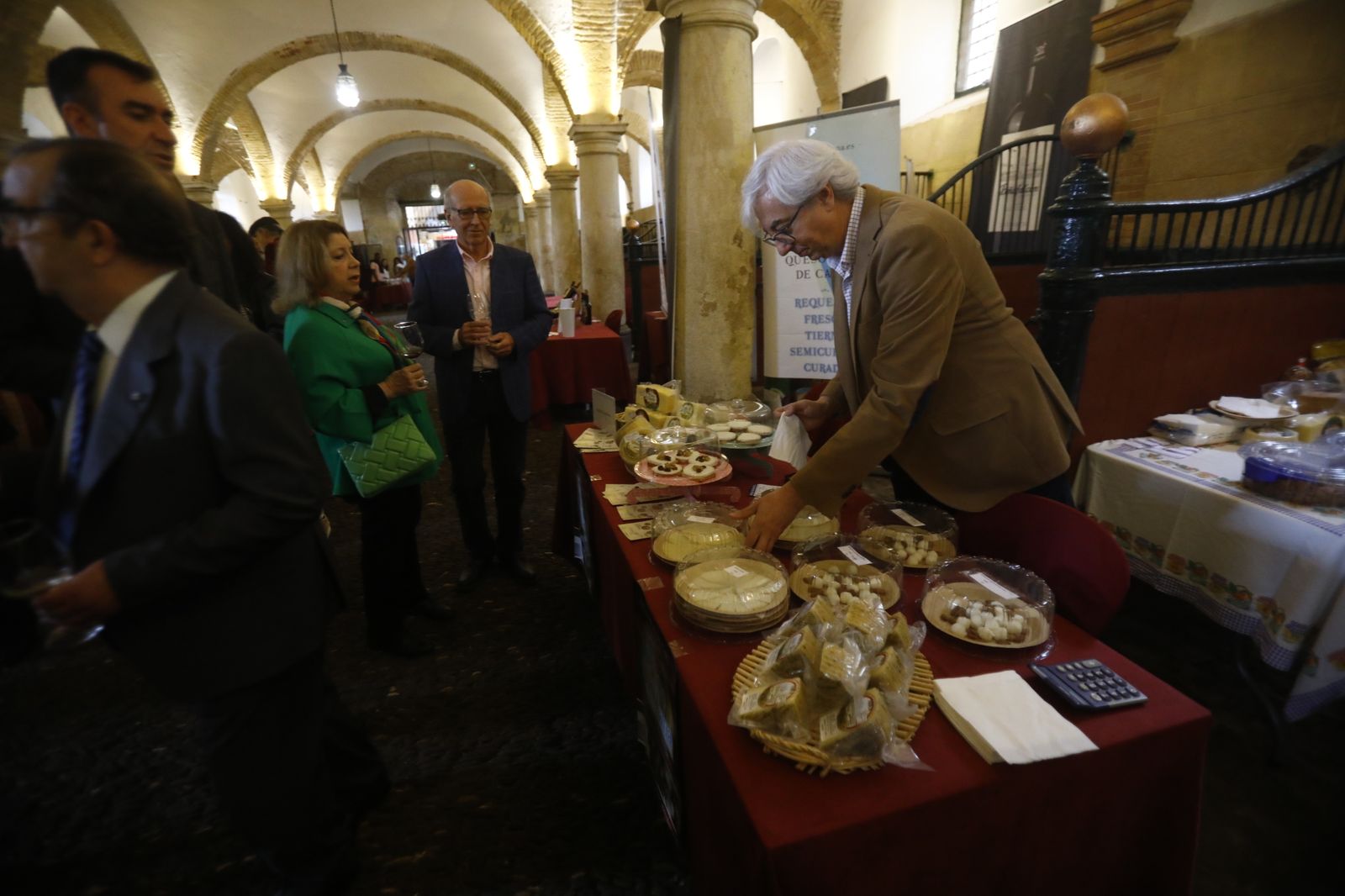 Manuel Sillero prepara sus quesos de Cabra en su expositor.