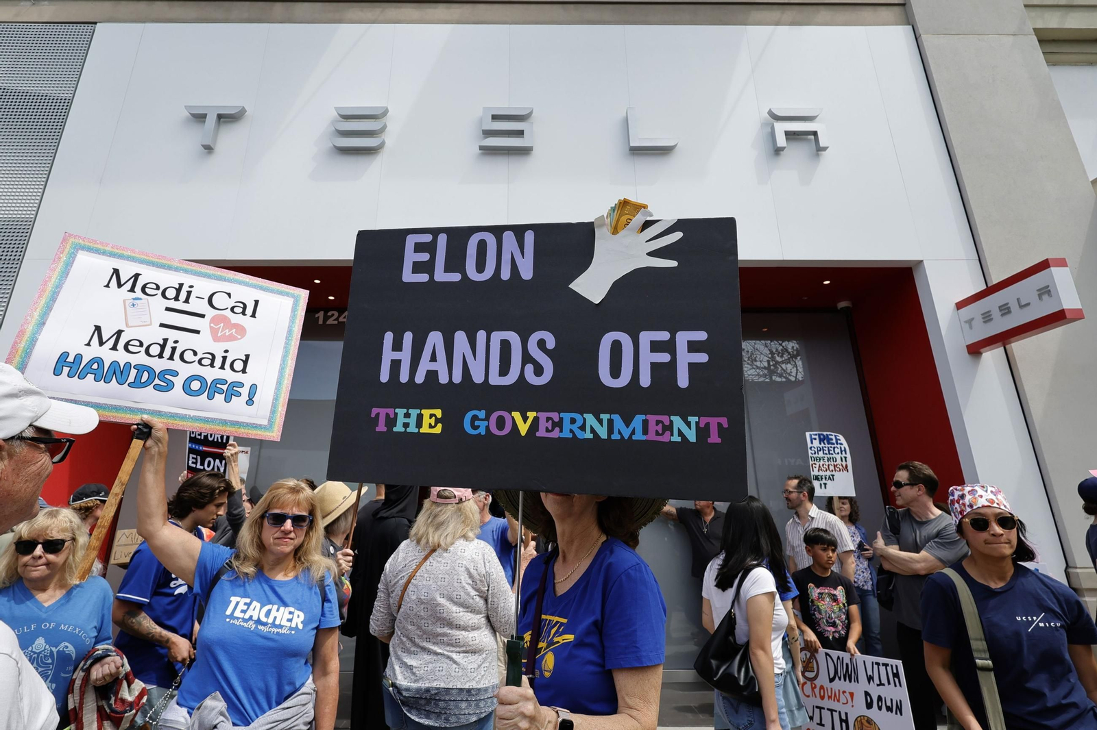 Miles de manifestantes contra Trump y Musk en EEUU: "¡Quita tus manos!"