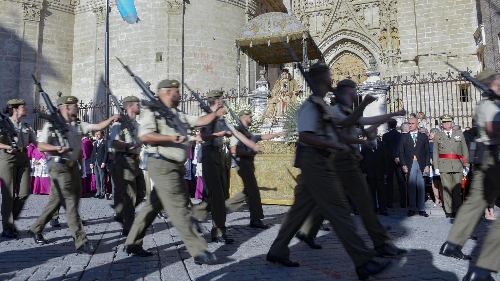 La compañía del Ejército desfila ante la patrona.
