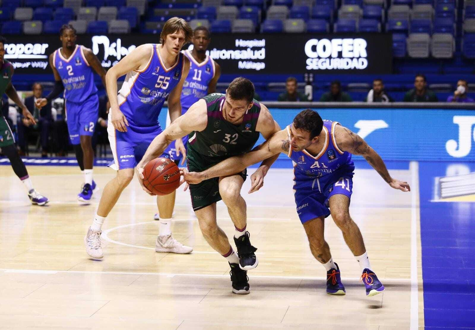 Rubén Guerrero pelea por un rebote.