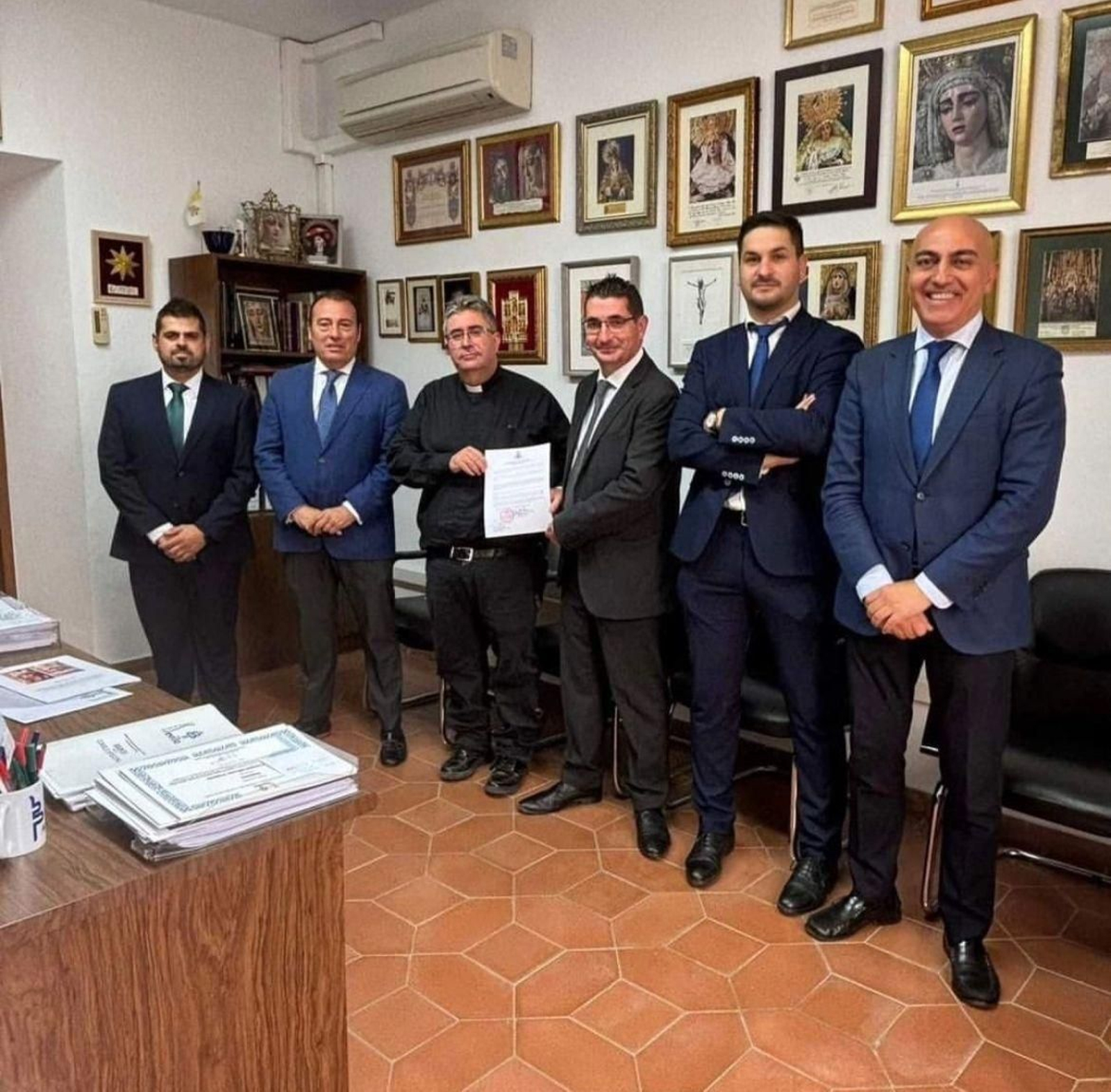 Marcelino Manzano junto a representantes de la corporación