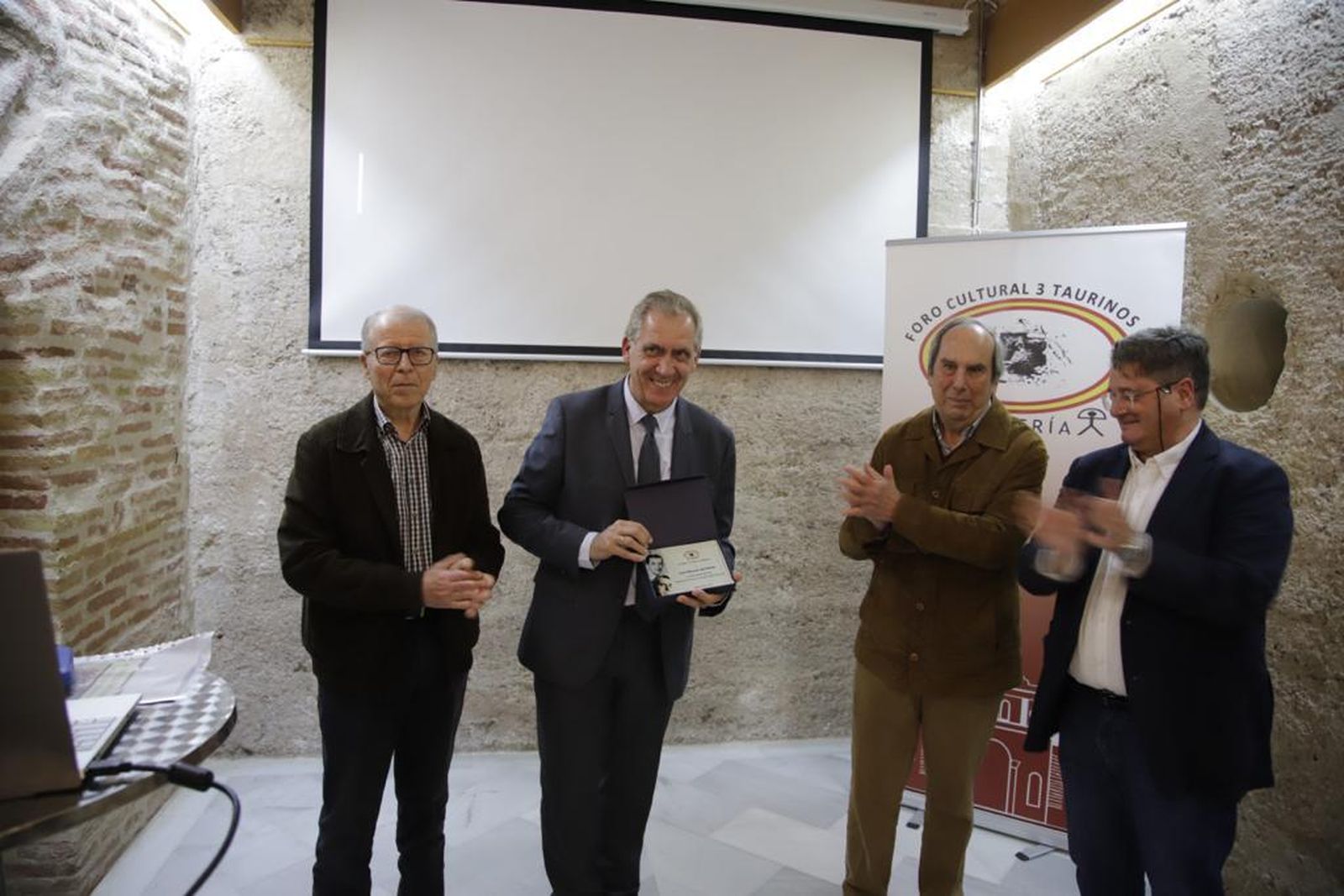 Morente recibe un recuerdo en presencia de Montoya, Alemán y De Torres.