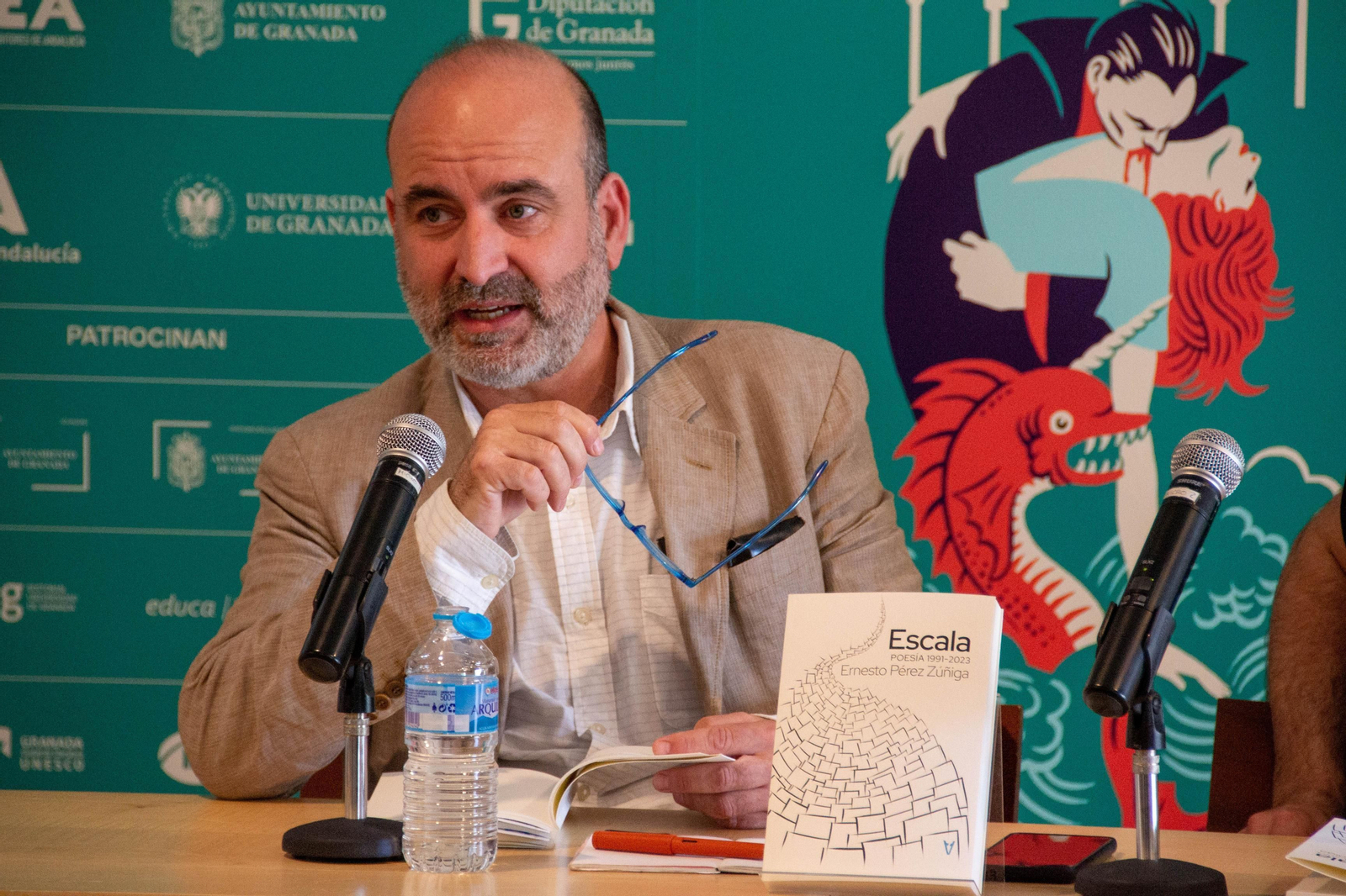 Ernesto Pérez Zúñiga presentó su antología en la reciente Feria del Libro de Granada.