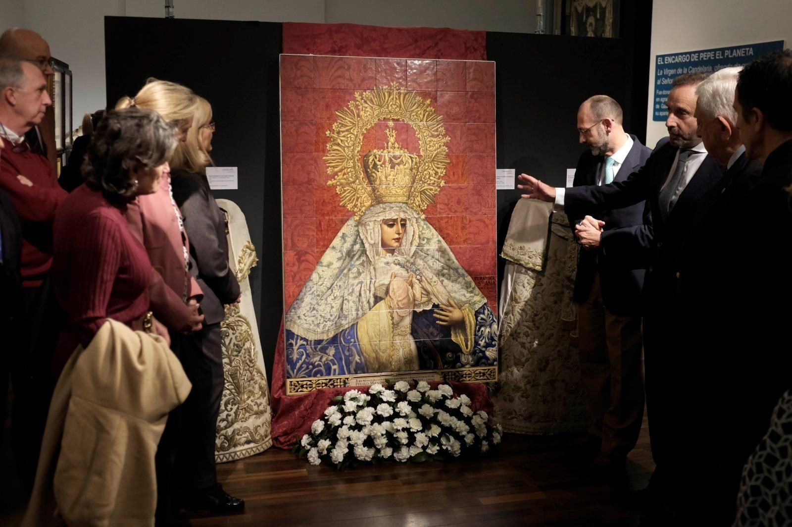 Un azulejo primitivo de la Candelaria preside esta muestra