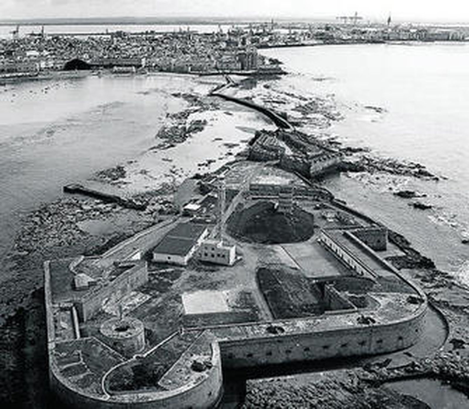 Los restos del muelle, en uno de los extremos del castillo.