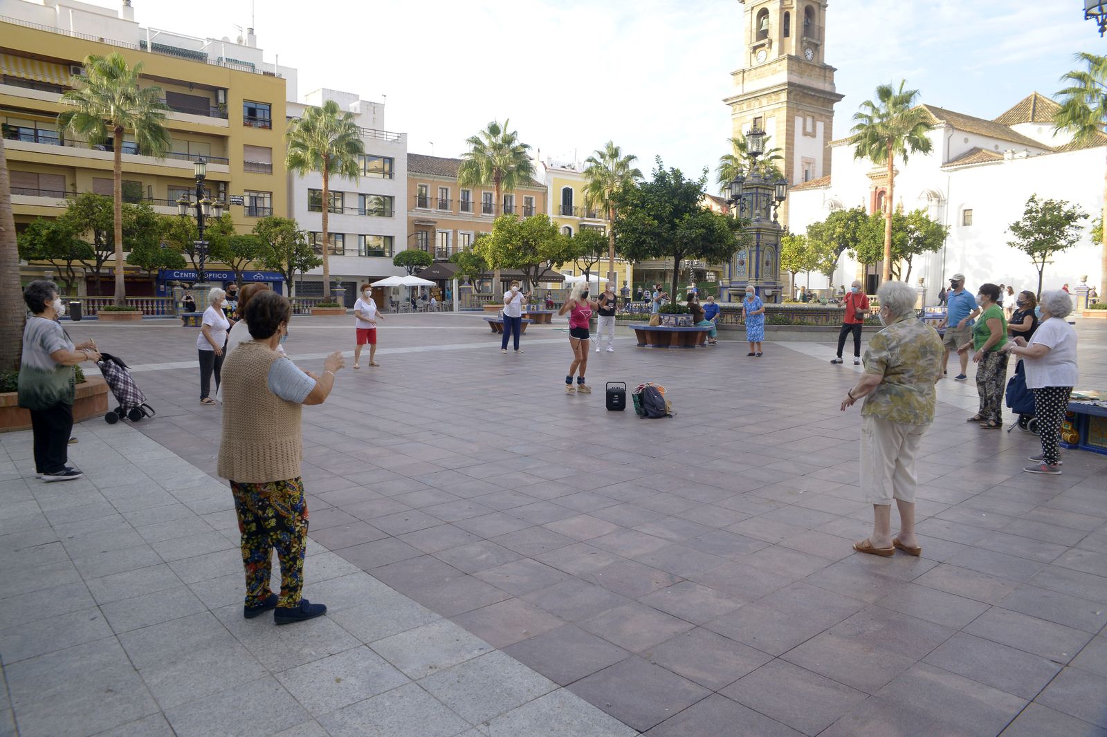 Fotos de personas mayores haciendo gimnasia en la Plaza Alta