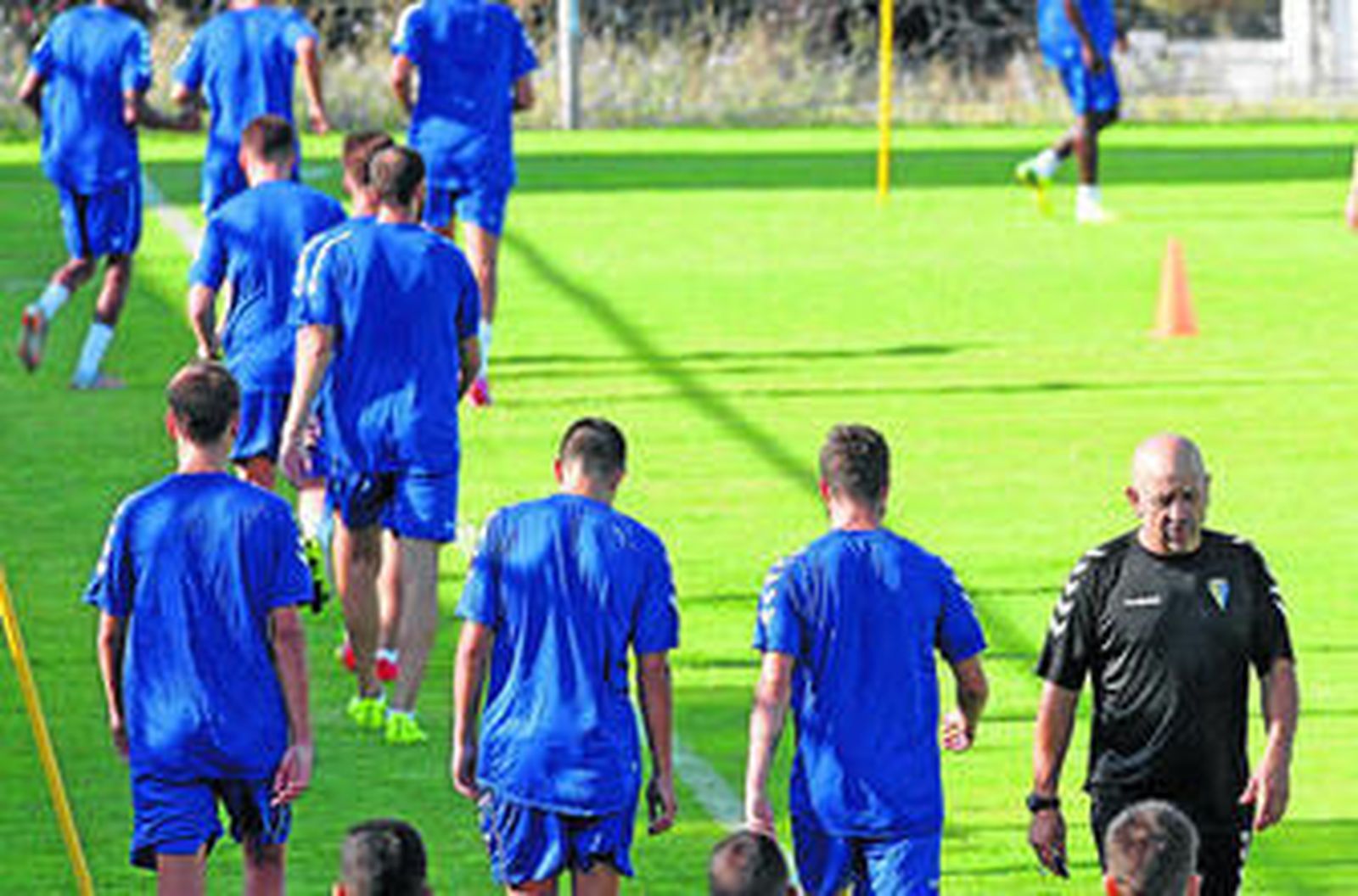 Claudio Barragán camina en dirección contraria a la de sus jugadores en el transcurso de un entrenamiento.