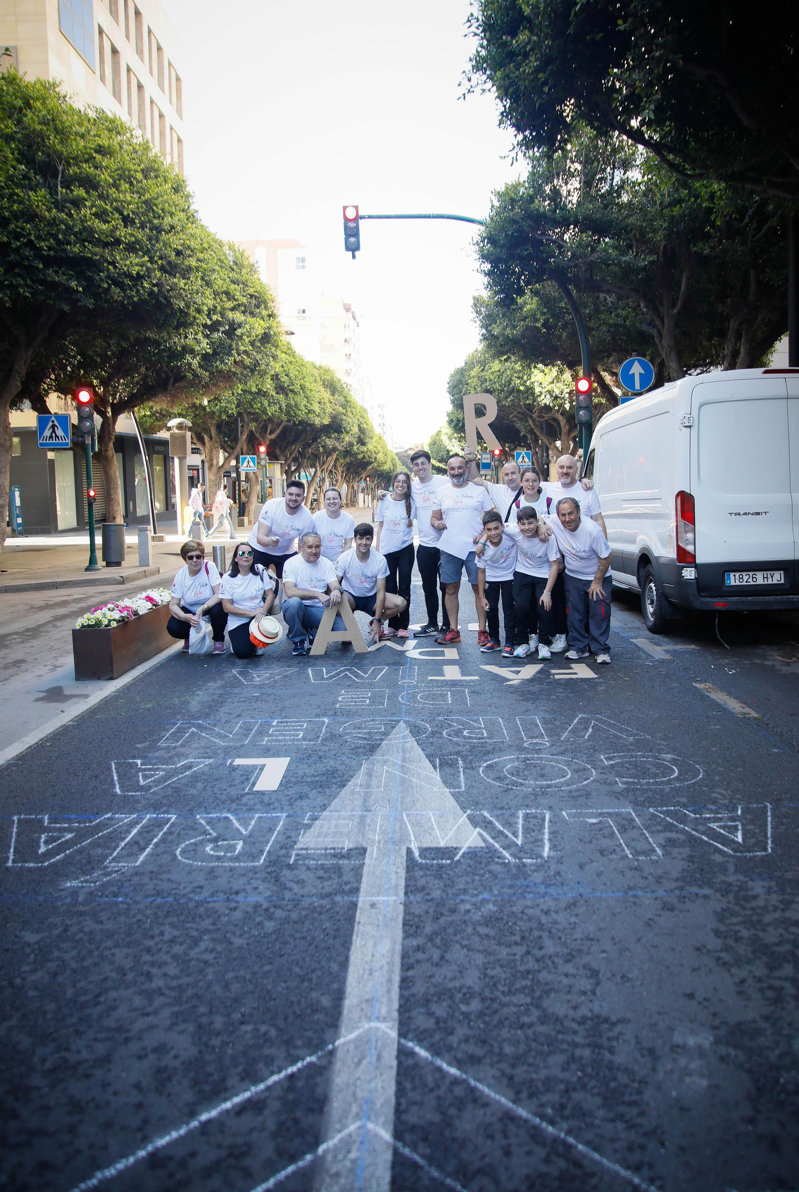 Así es la alfombra de serrín de 60 metros en el Paseo de Almería, en imágenes.