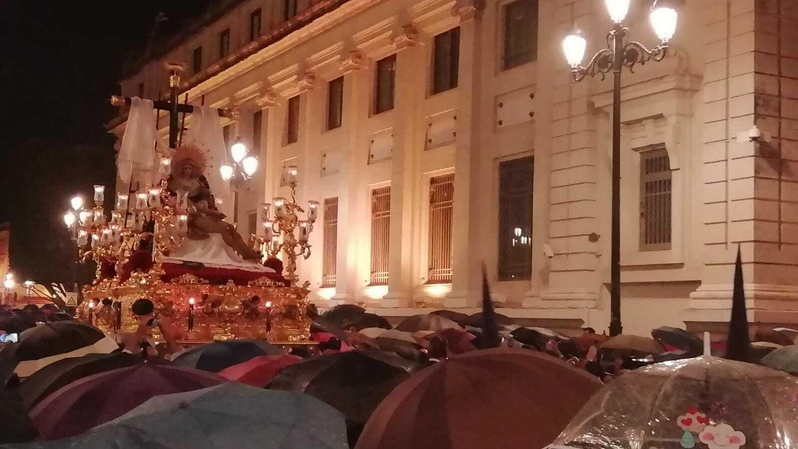La Piedad del Baratillo, entre paraguas.