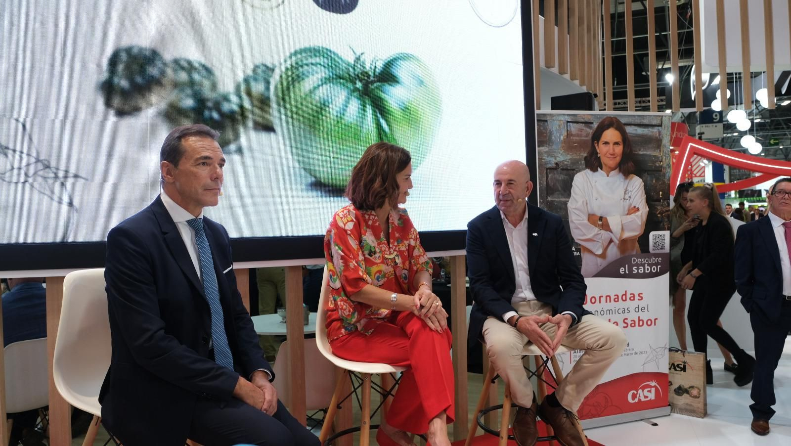 Samantha Vallejo, acompañada a su izquierda por Antonio Bretones, presidente de la CASI.