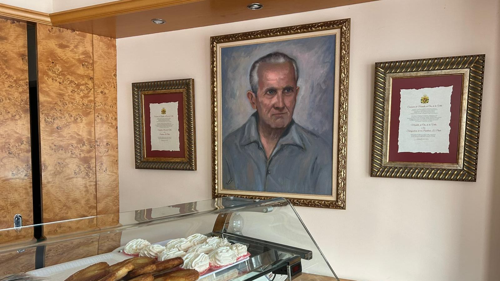 Cuadro de Juan Domínguez, el fundador de la pastelería La Plata