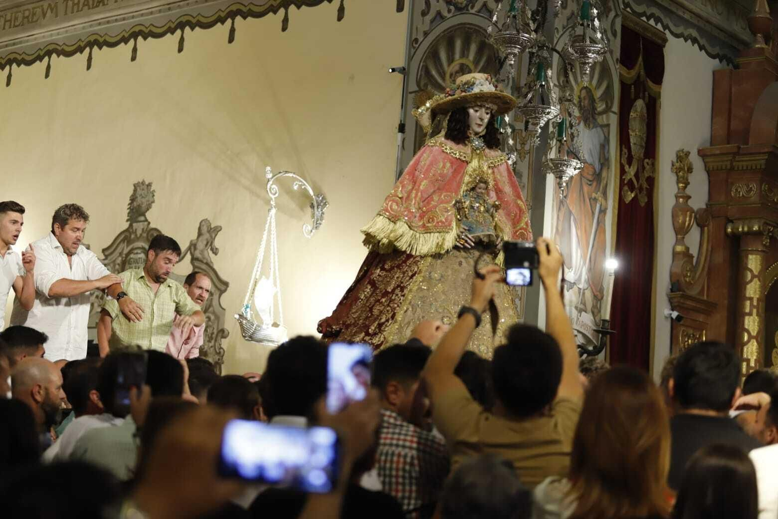 Traslado: las primeras imágenes de la Virgen del Rocío por las calles de Almonte