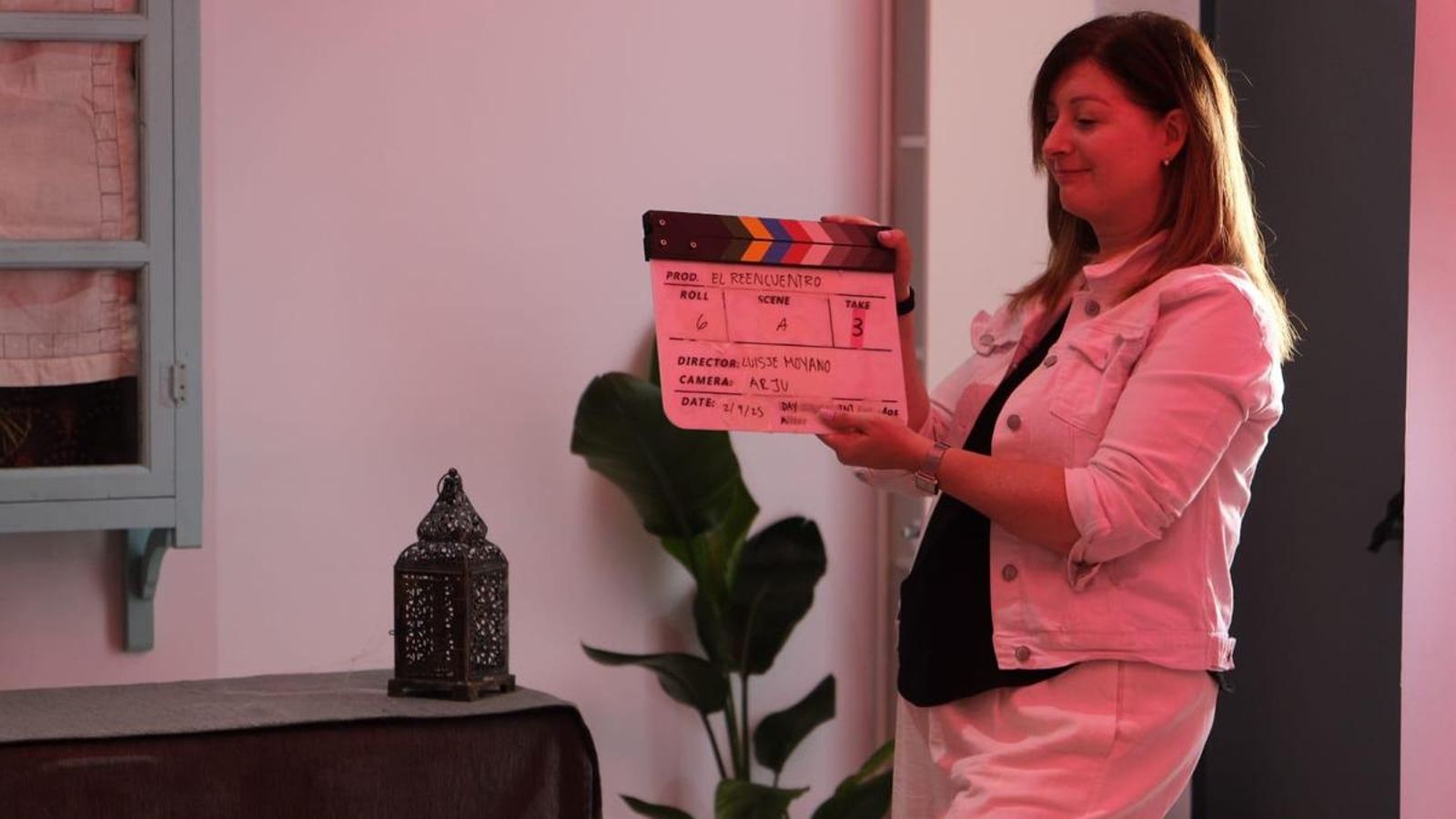 Ada de Goln con la claqueta del corto 'El reencuentro'