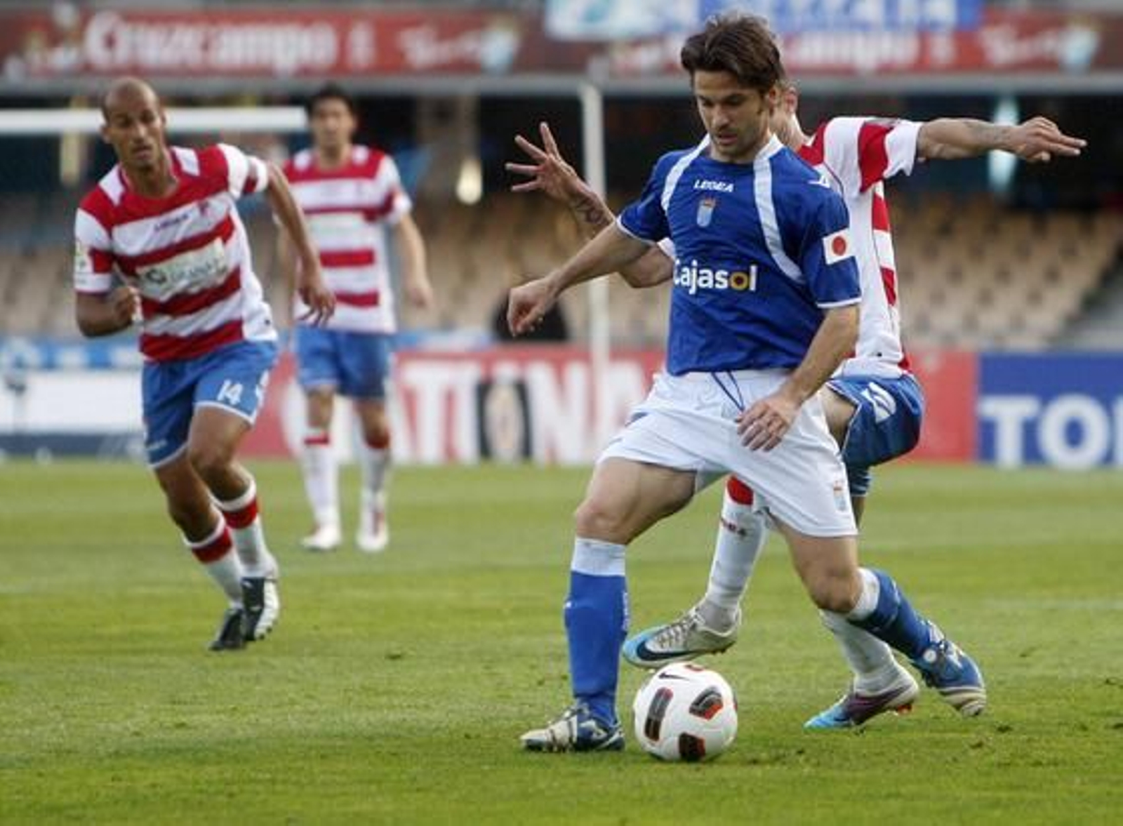 Azulinos y rojiblancos disputaron un encuentro muy igualado que, a dos minutos del final, se tradujo en un justo empate. 

Foto: Juan Carlos Toro