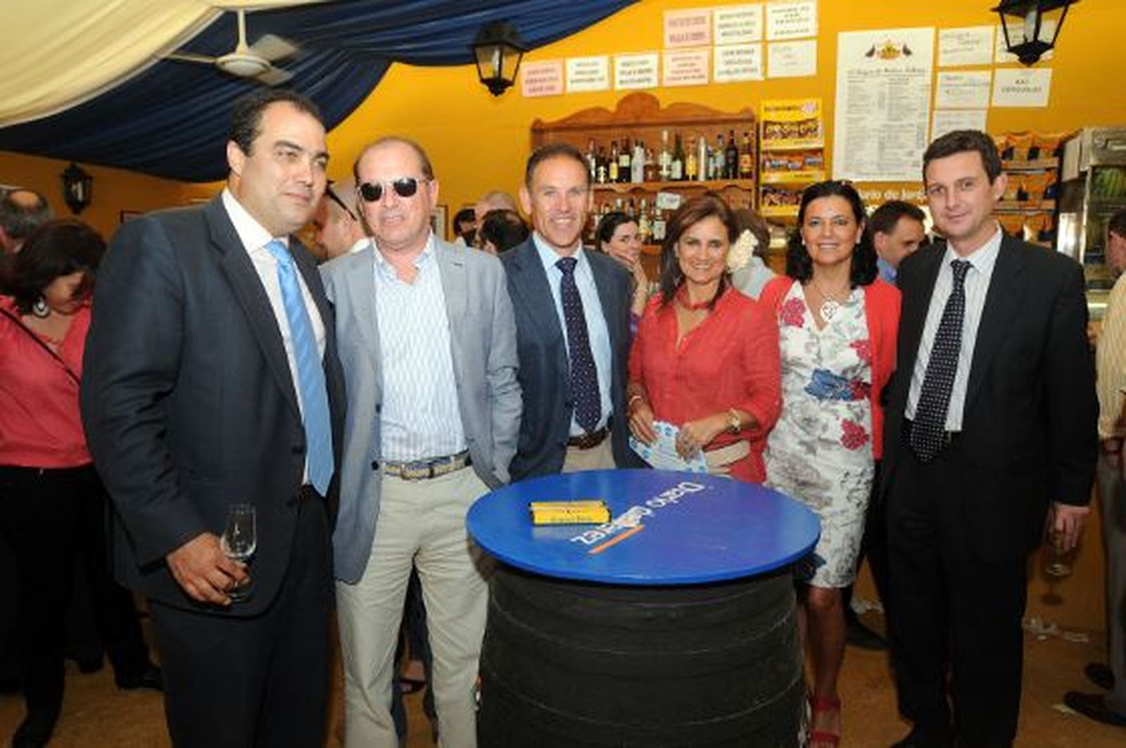 David Fernández, junto a Ignacio Valdés, director de Arte de los tres diarios del Grupo Joly en la provincia, con Paco Bisbal, Begoña de Celis, Maite Delgado y Miguel Berraquero, gerente de Diario de Jerez.

Foto: Manuel Aranda