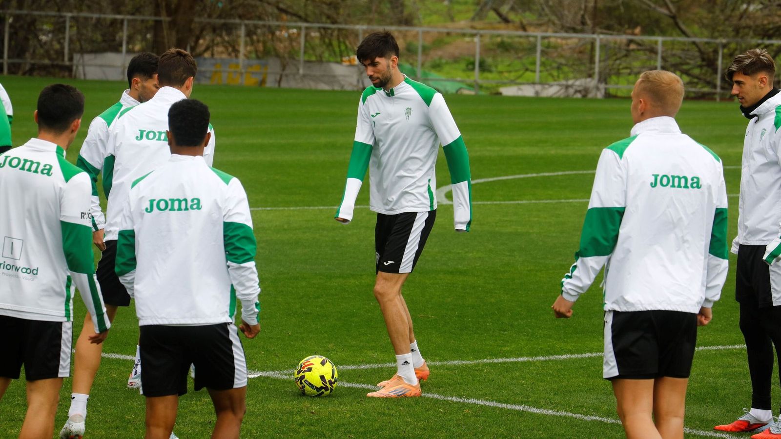Théo Zidane controla el balón en un entrenamiento del Córdoba CF en la Ciudad Deportiva.