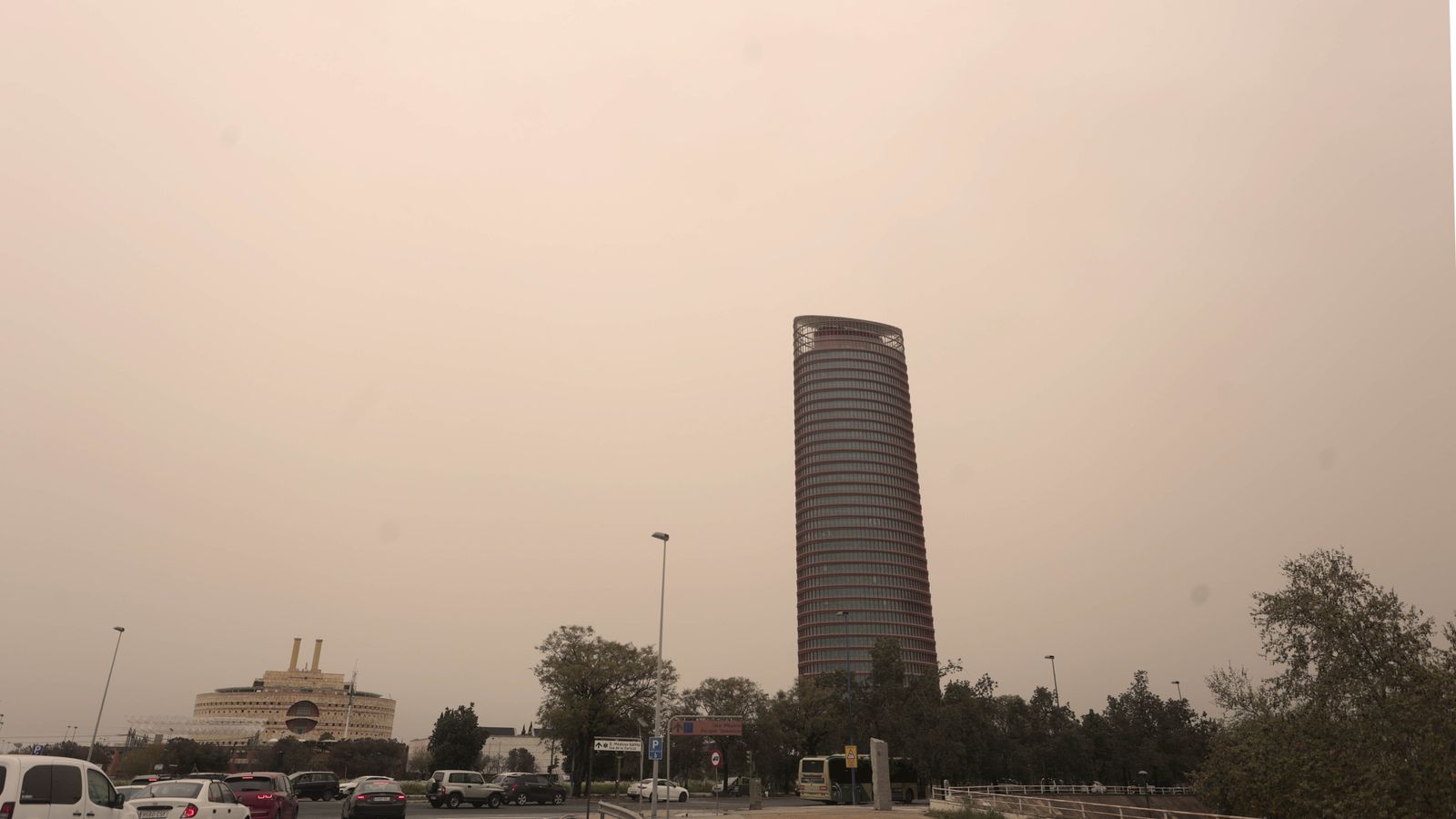 Un nuevo día de calima y lluvia de barro en Sevilla
