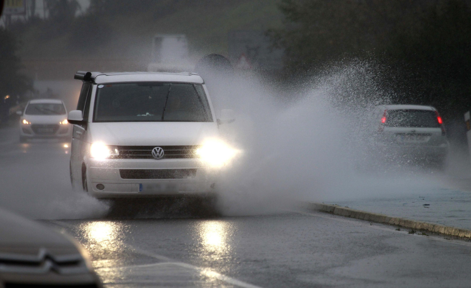 Una furgoneta atraviesa una balsa de agua, este viernes.