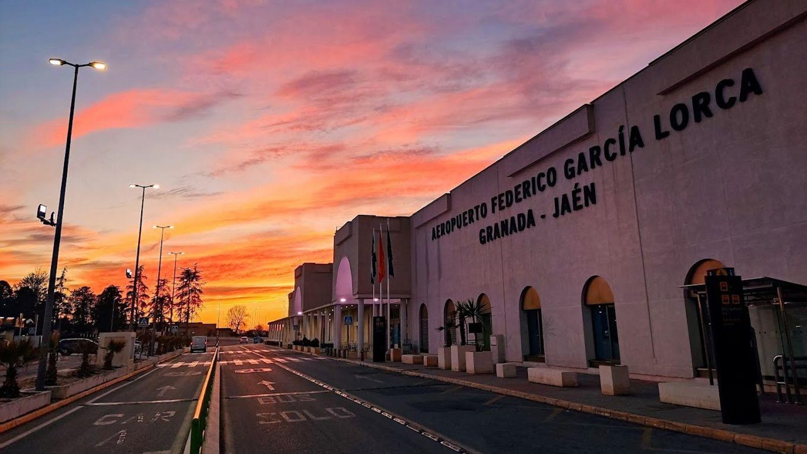 Atardecer junto al Aeropuerto Federico García Lorca.