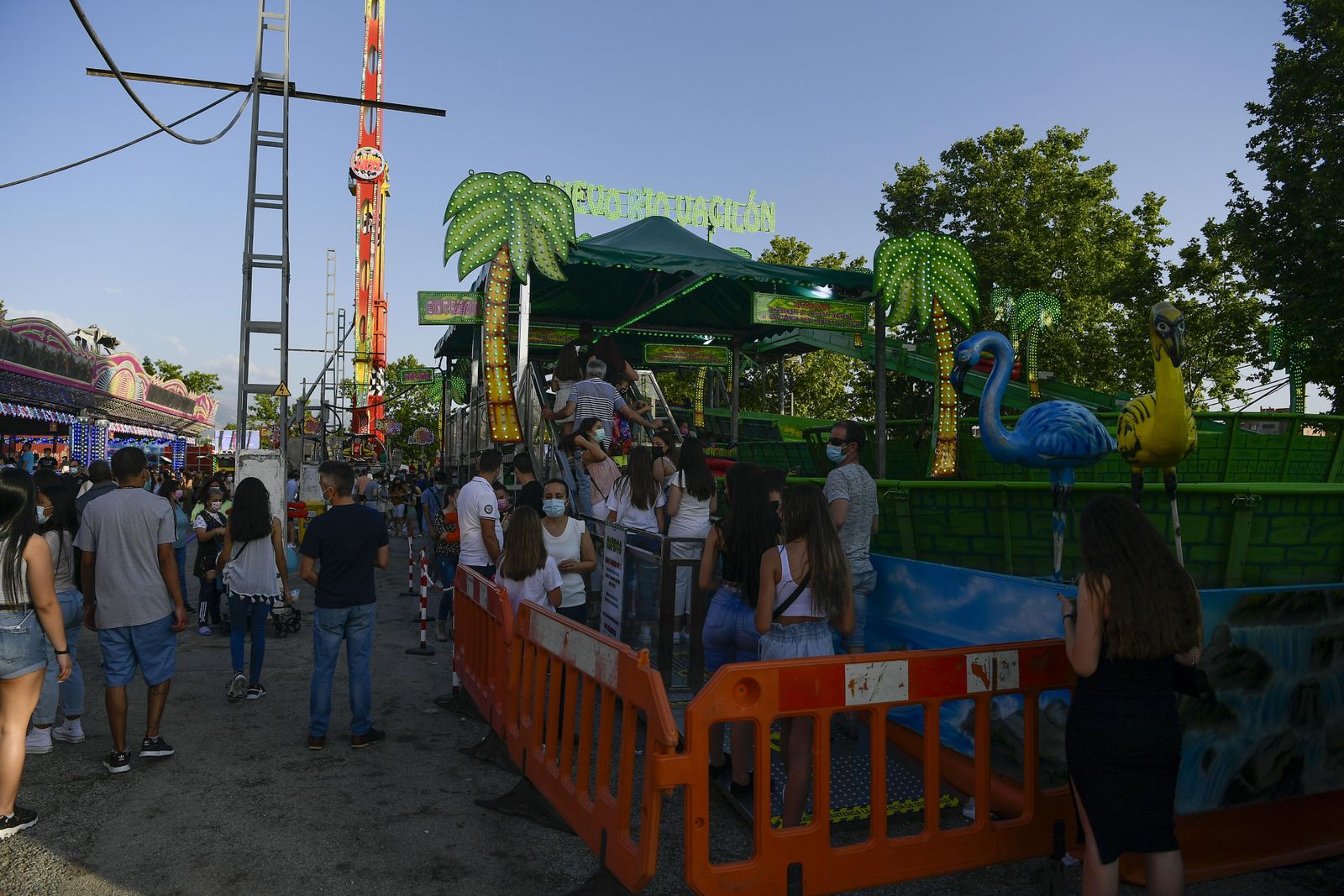 Atracciones de feria, columpios, niños y vida en el Corpus 2021