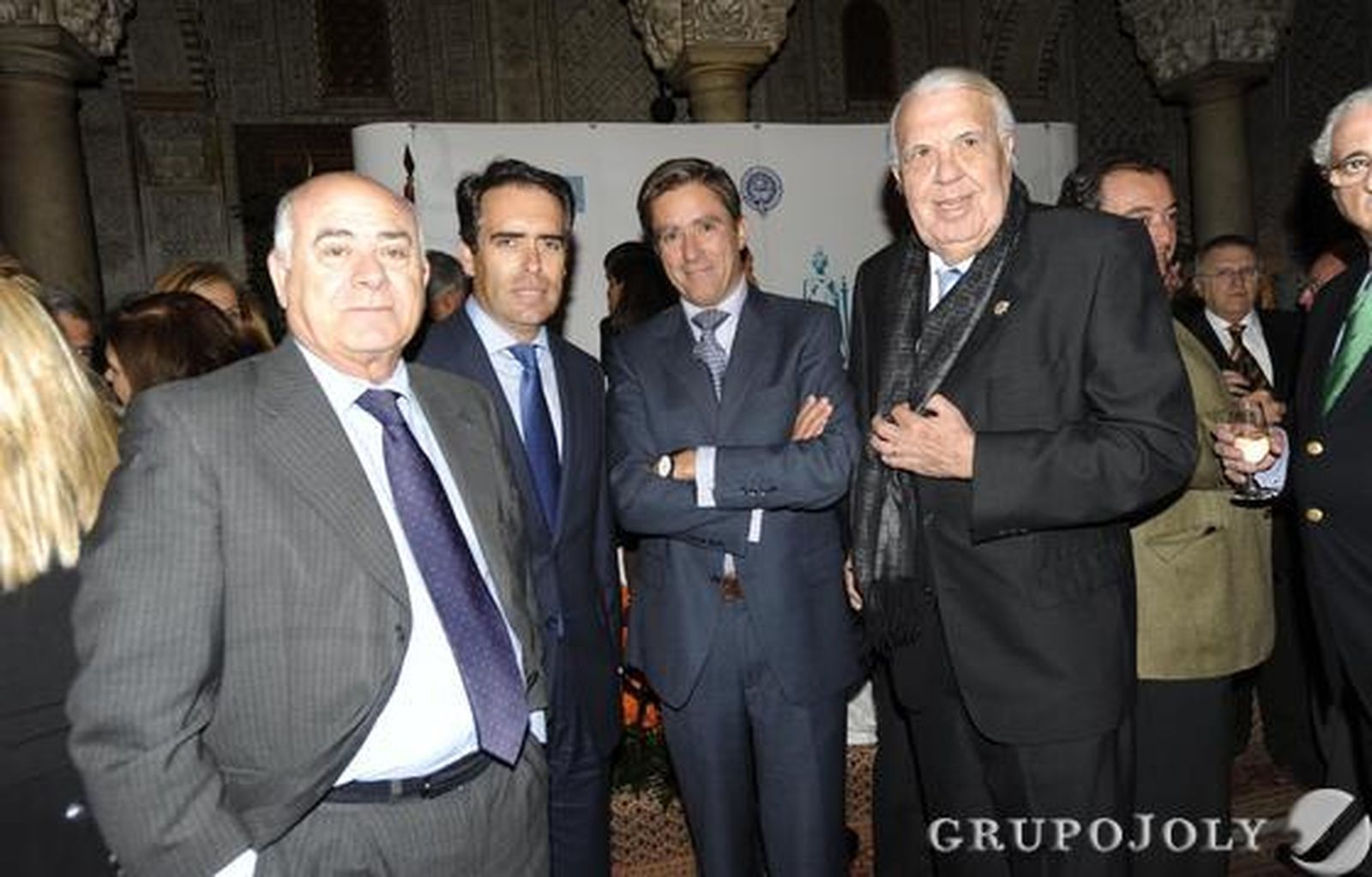 Antonio Grimaldi, junto al director de Diario de Cádiz, Rafael Navas, el presidente de la Audiencia Provincial, Manuel Estrella y Jesús Mancha, secretario judicial.

Foto: Joaquín Hernández Kiki