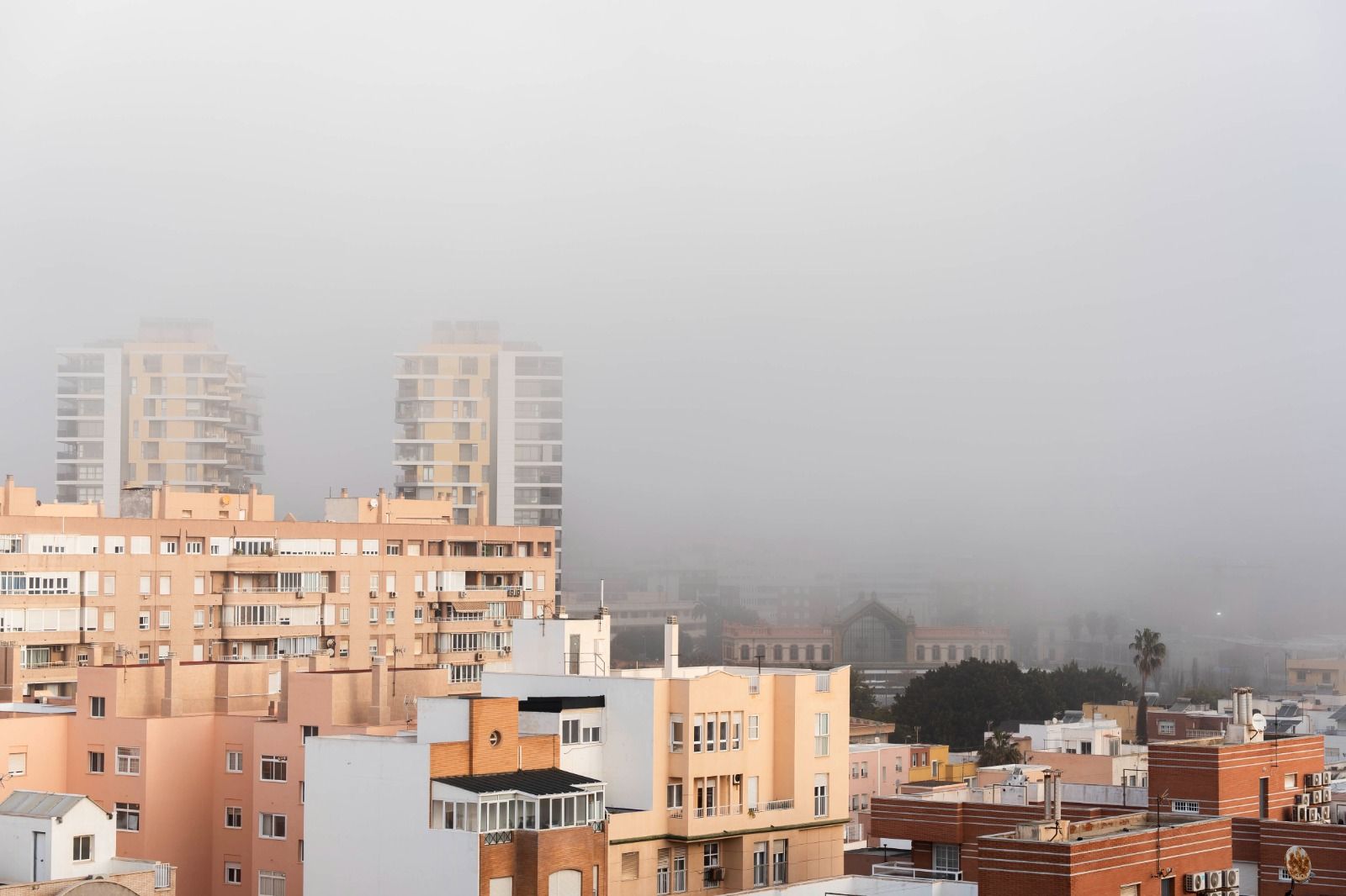 Edificios cubiertos de niebla