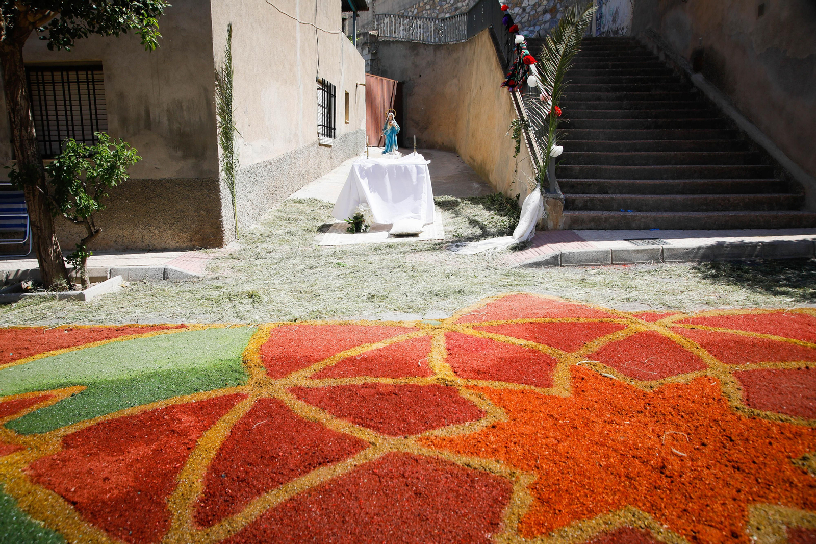 Así es la gran alfombra de serrín para que levite la Virgen de Fátima de Tíjola