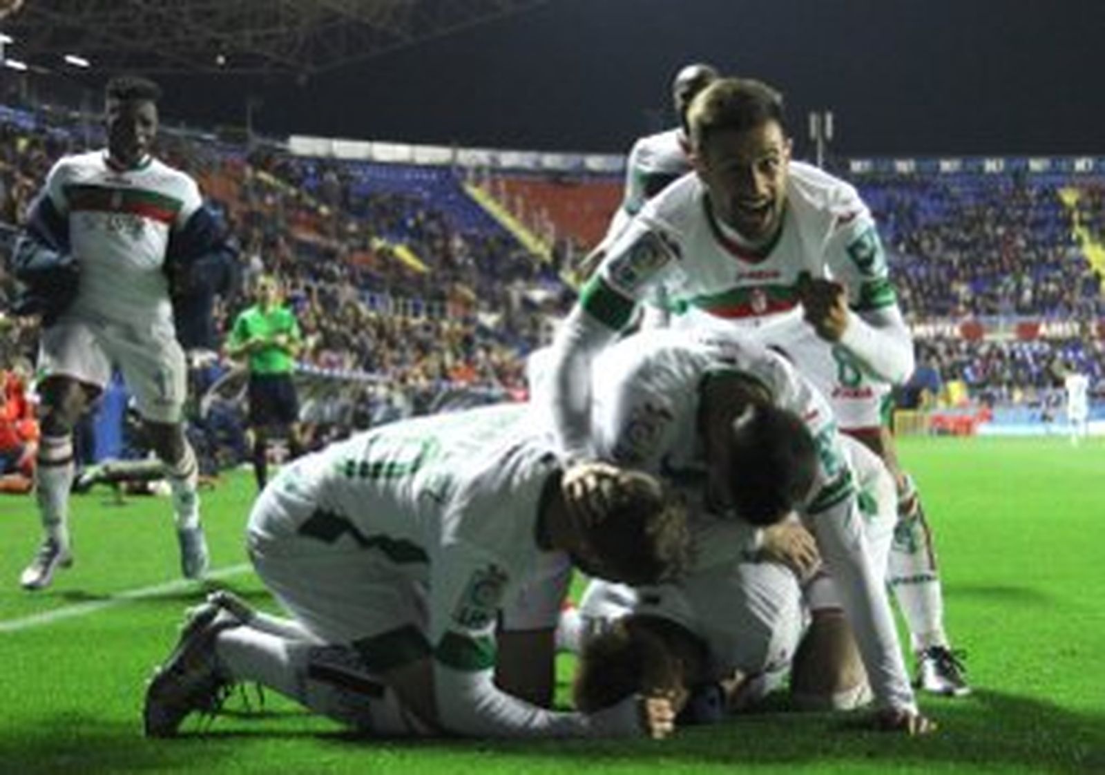 Los jugadores del Granada celebran el tanto de la victoria con Peñaranda. / LOF