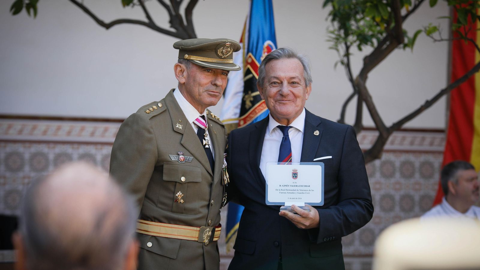 Ginés Valera, colaborador del Diario de Almería, recibe también una metopa.