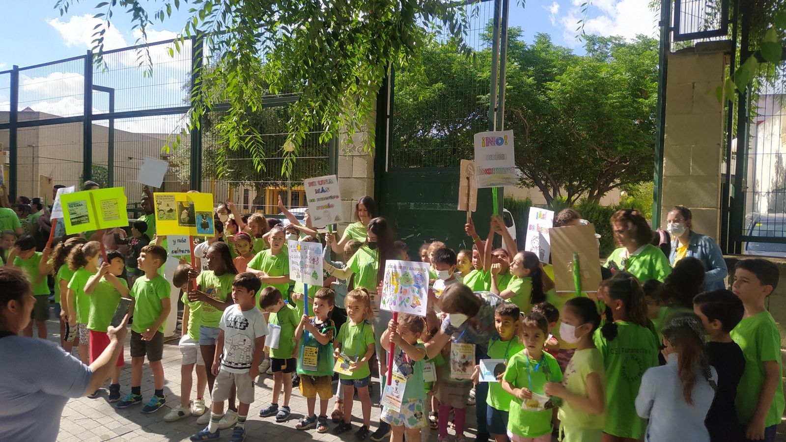 Pancartas por el medio ambiente en el CEIP Adriano del Valle.